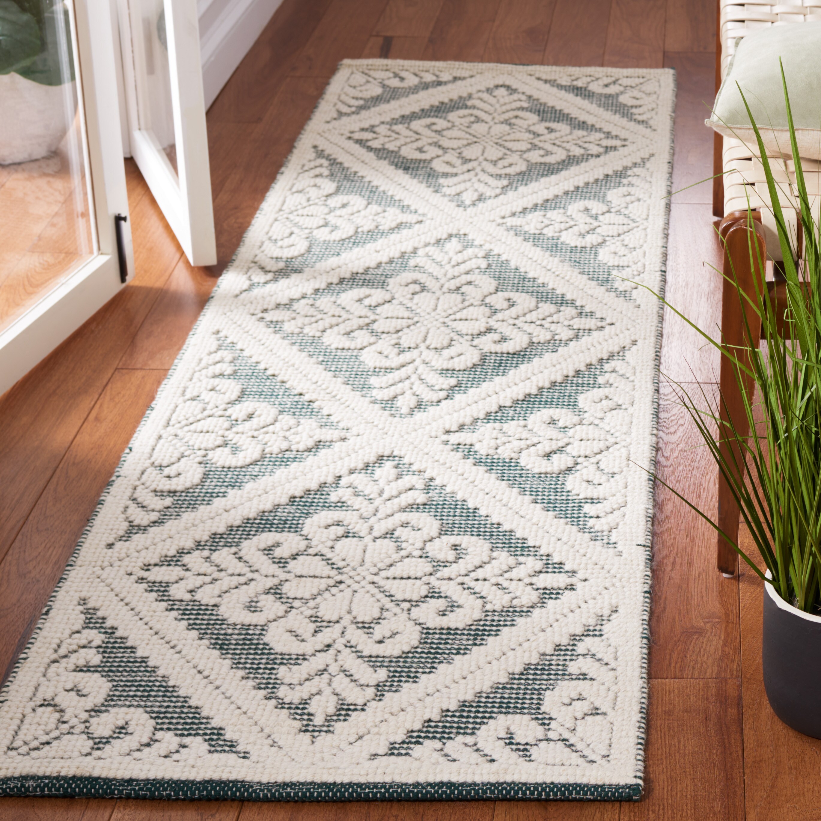  Vermont 306 Ivory/Green Traditional 2ft-3in x 8ft Runner Rug