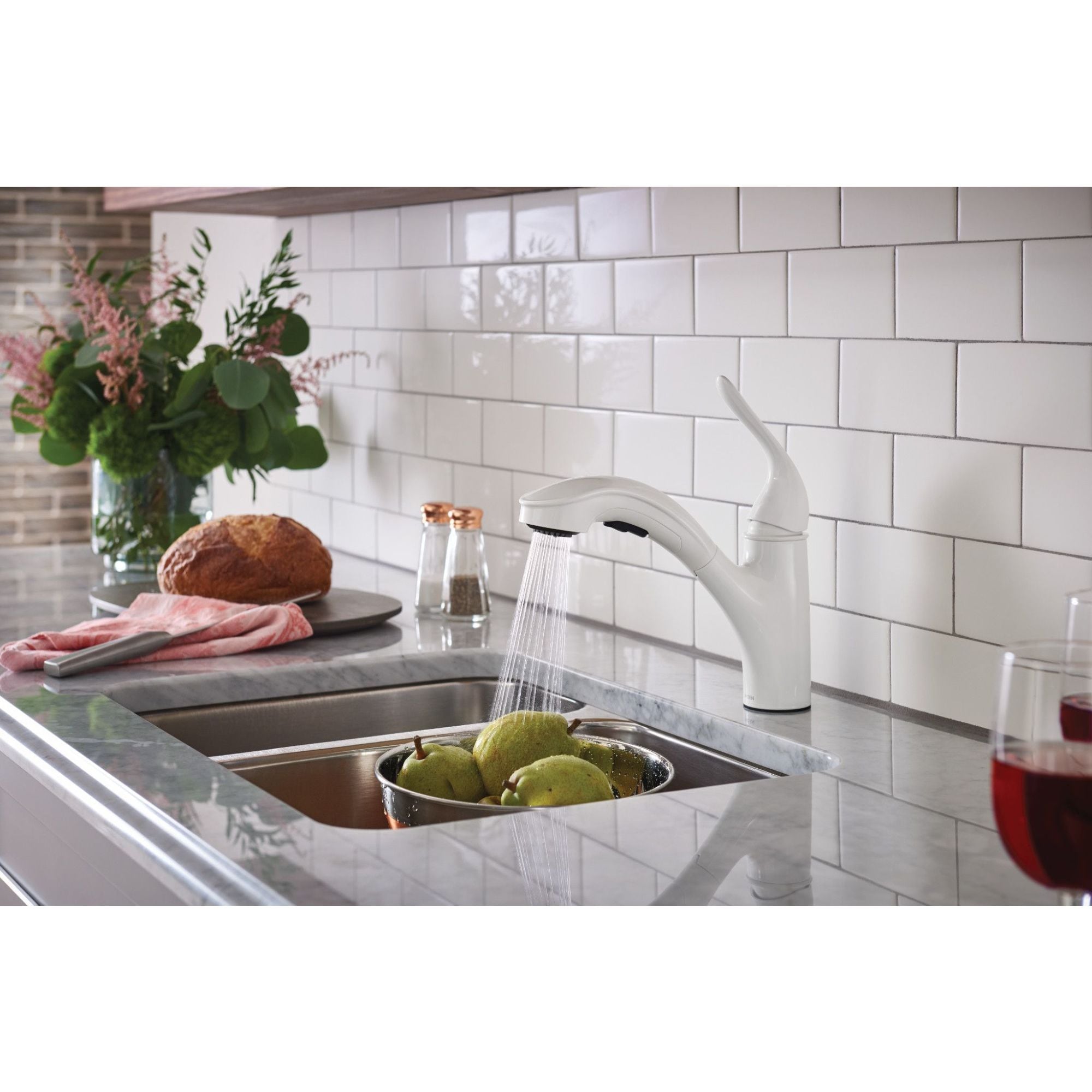 MOEN Brecklyn Single-Handle Pull-Out Sprayer Kitchen outlet Faucet with Power Clean in