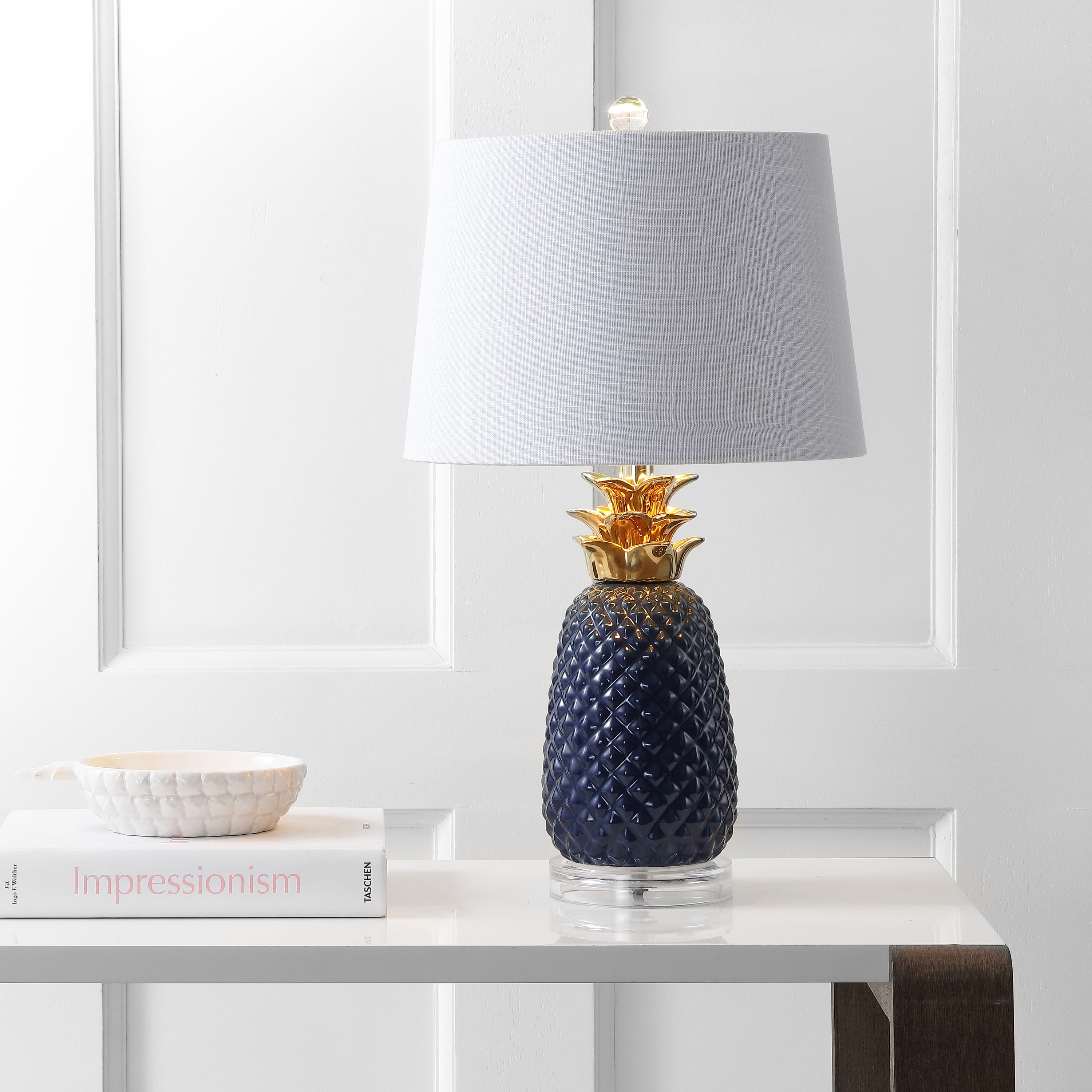 JONATHAN Y Pineapple Contemporary Transitional Ceramic 23 in Navy Gold Led On Off Switch Table Lamp with Linen Shade JYL4019A at Lowes