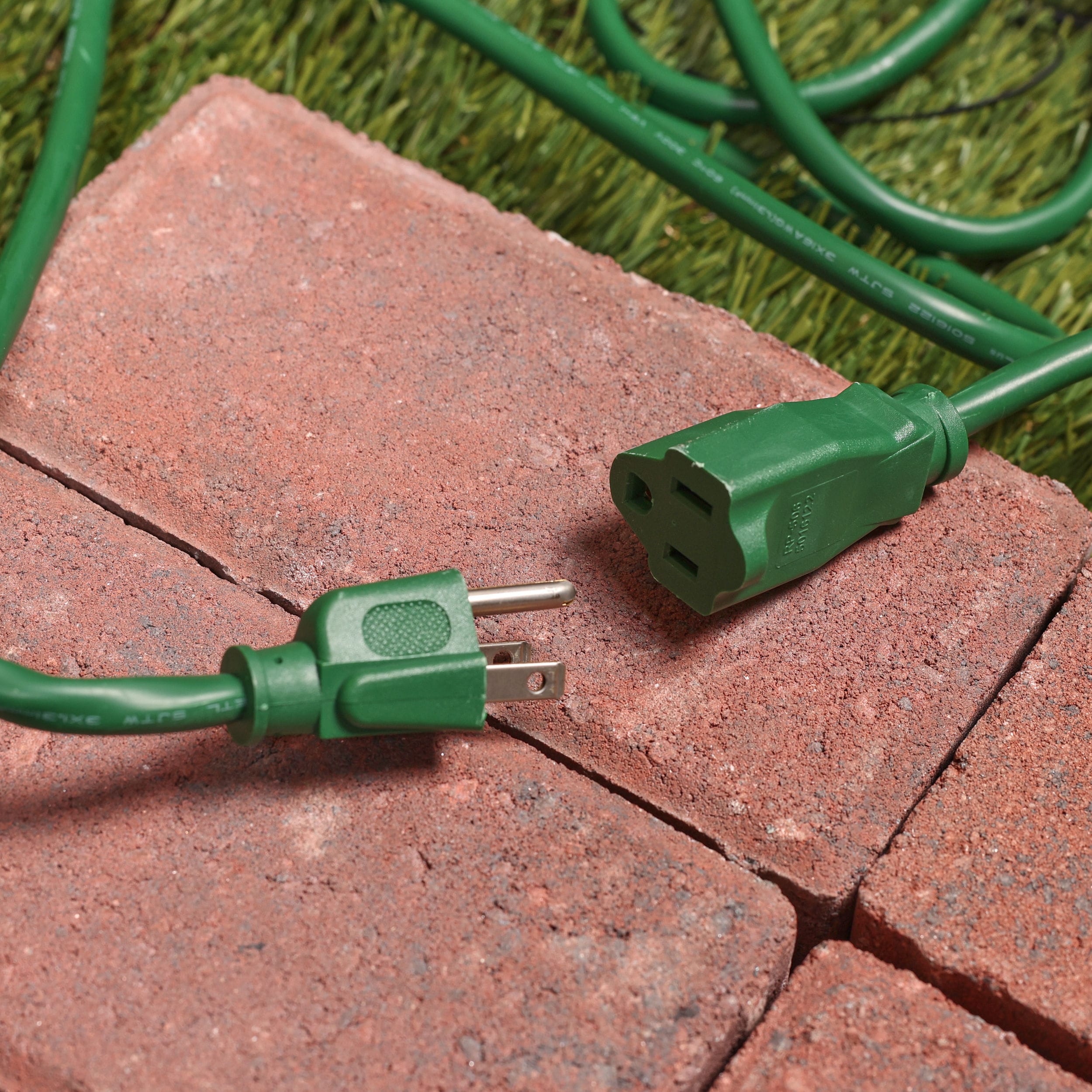 Utilitech Outdoor 8-ft 16 / 3-Prong Outdoor Sjtw Light Duty General  Extension Cord in the Extension Cords department at