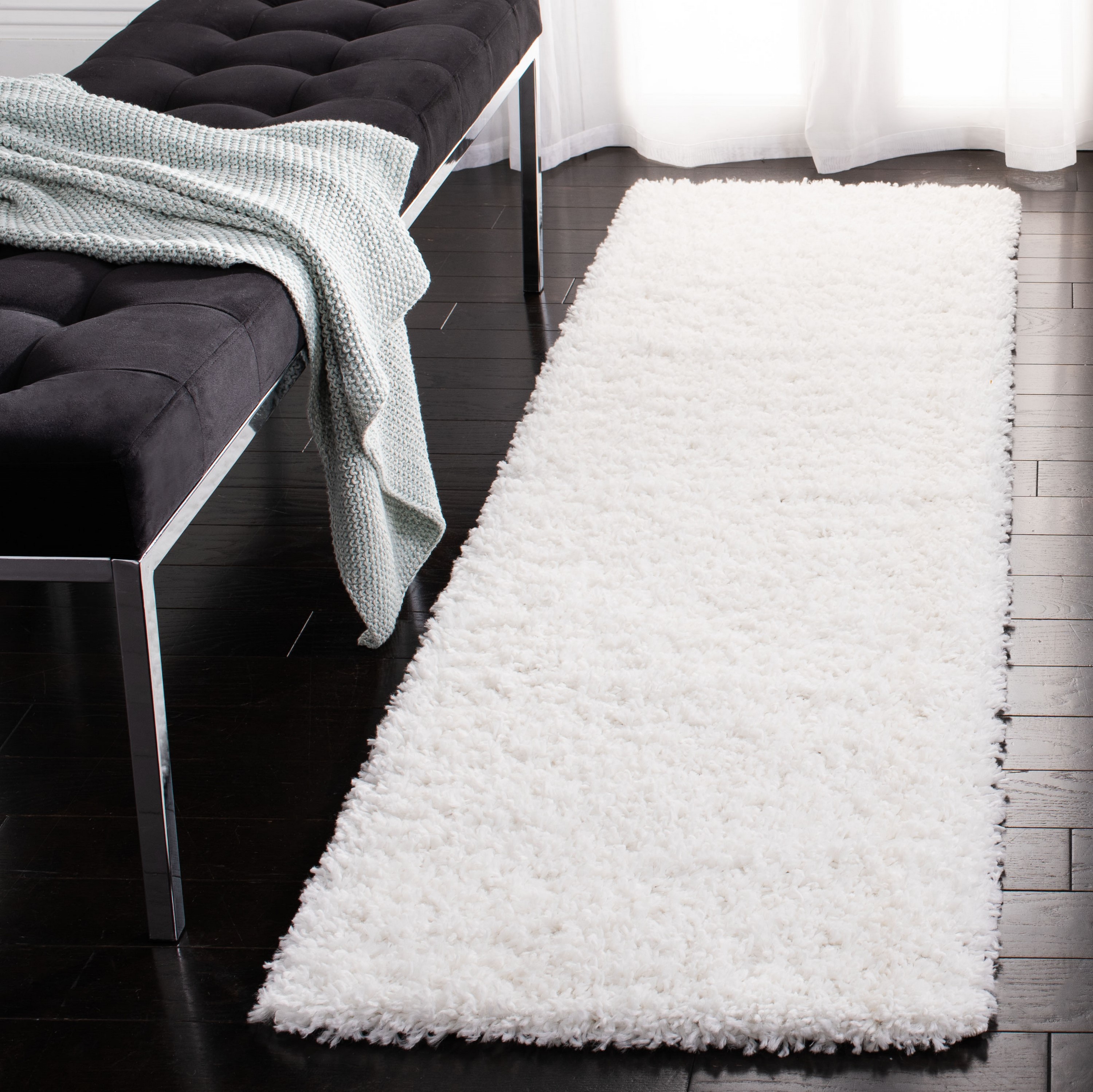 Safavieh AUG200A-25 August Shag 2 x 5 (ft) Loomed Polypropylene White Rectangular Indoor Solid Farmhouse/Cottage Runner rug