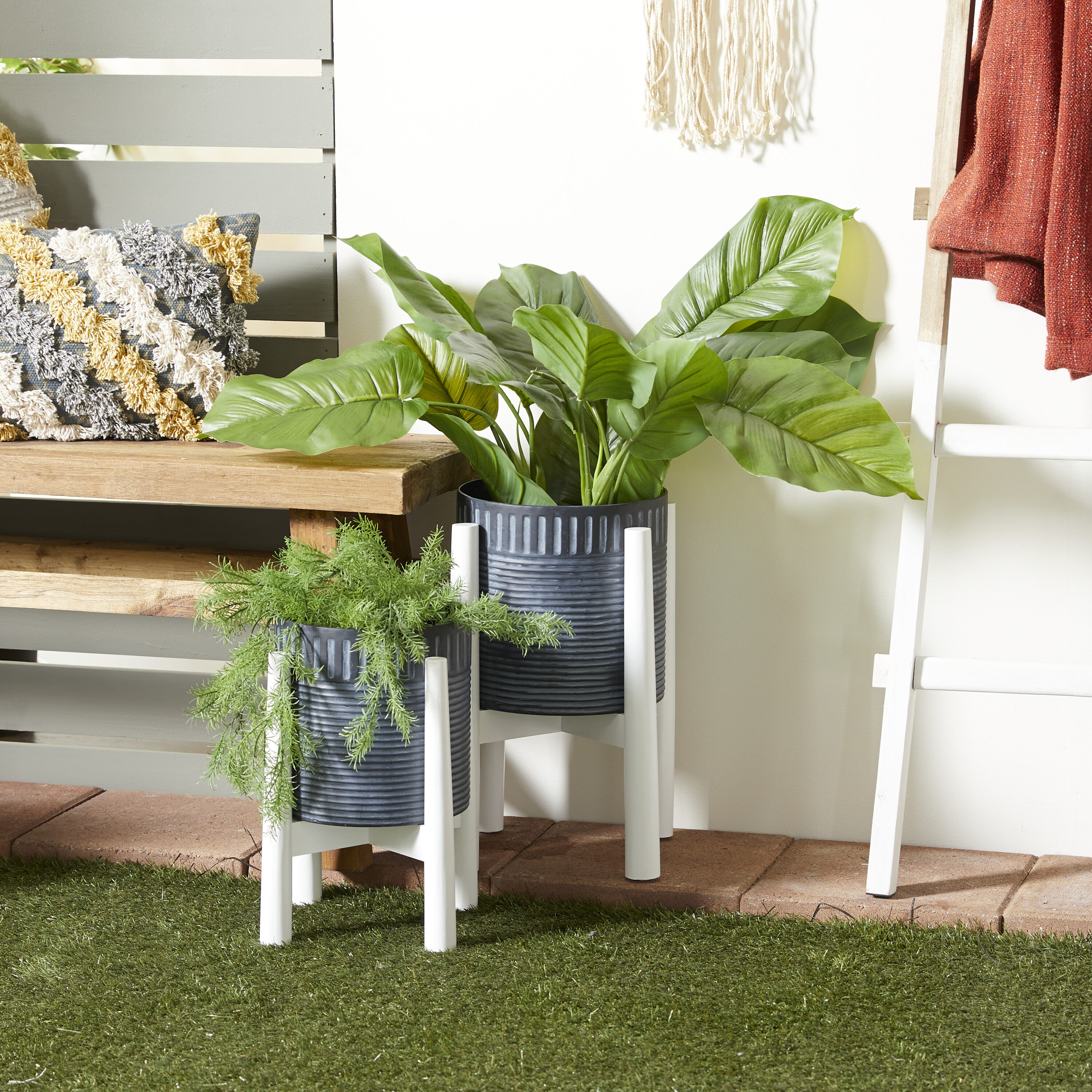 Grayson Lane 16581 2 -Pack Round 8.9-in W Large Black Metal Contemporary/Modern Indoor/Outdoor Planter Stand Included