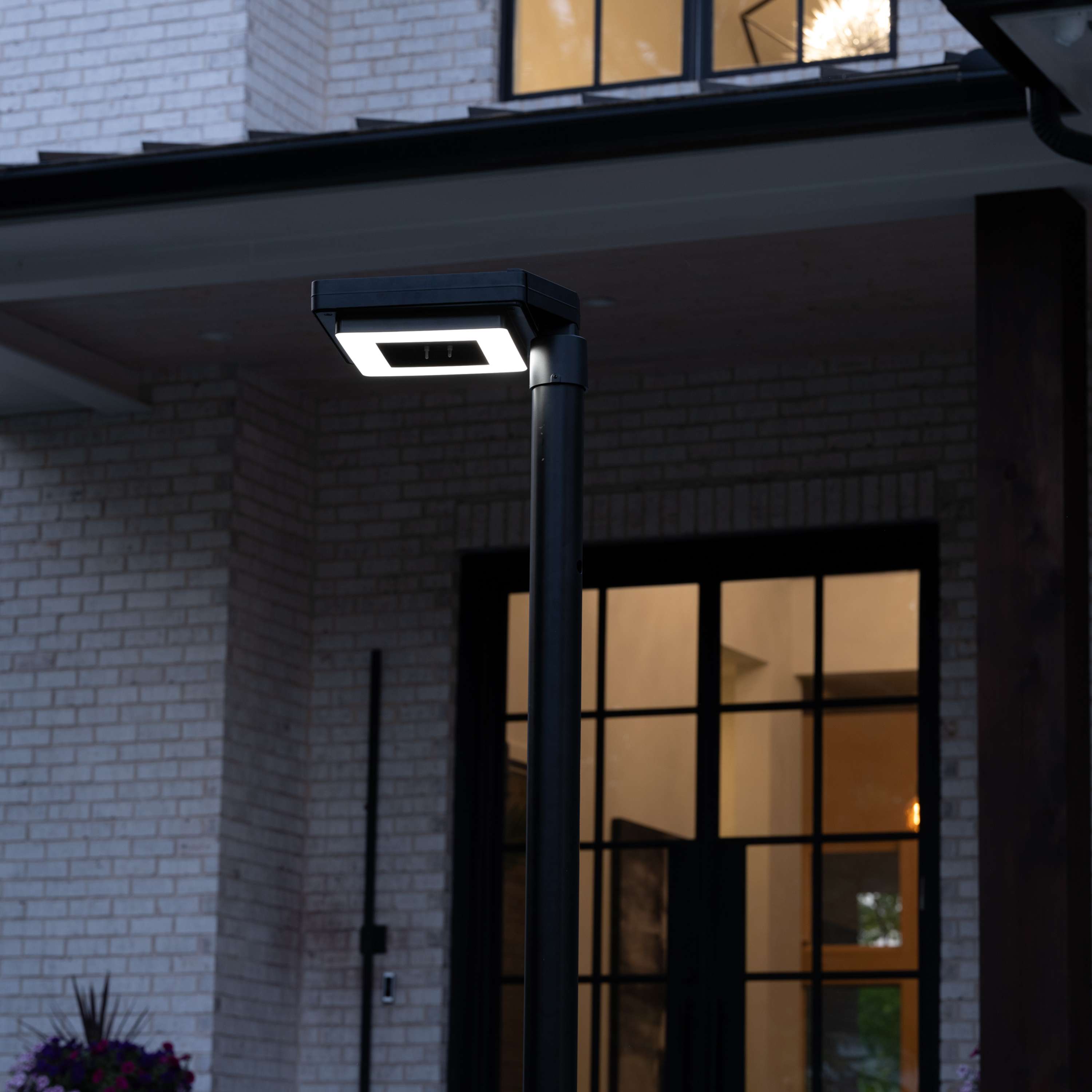 Black Aluminum Modern LED Solar Lamp Post Light