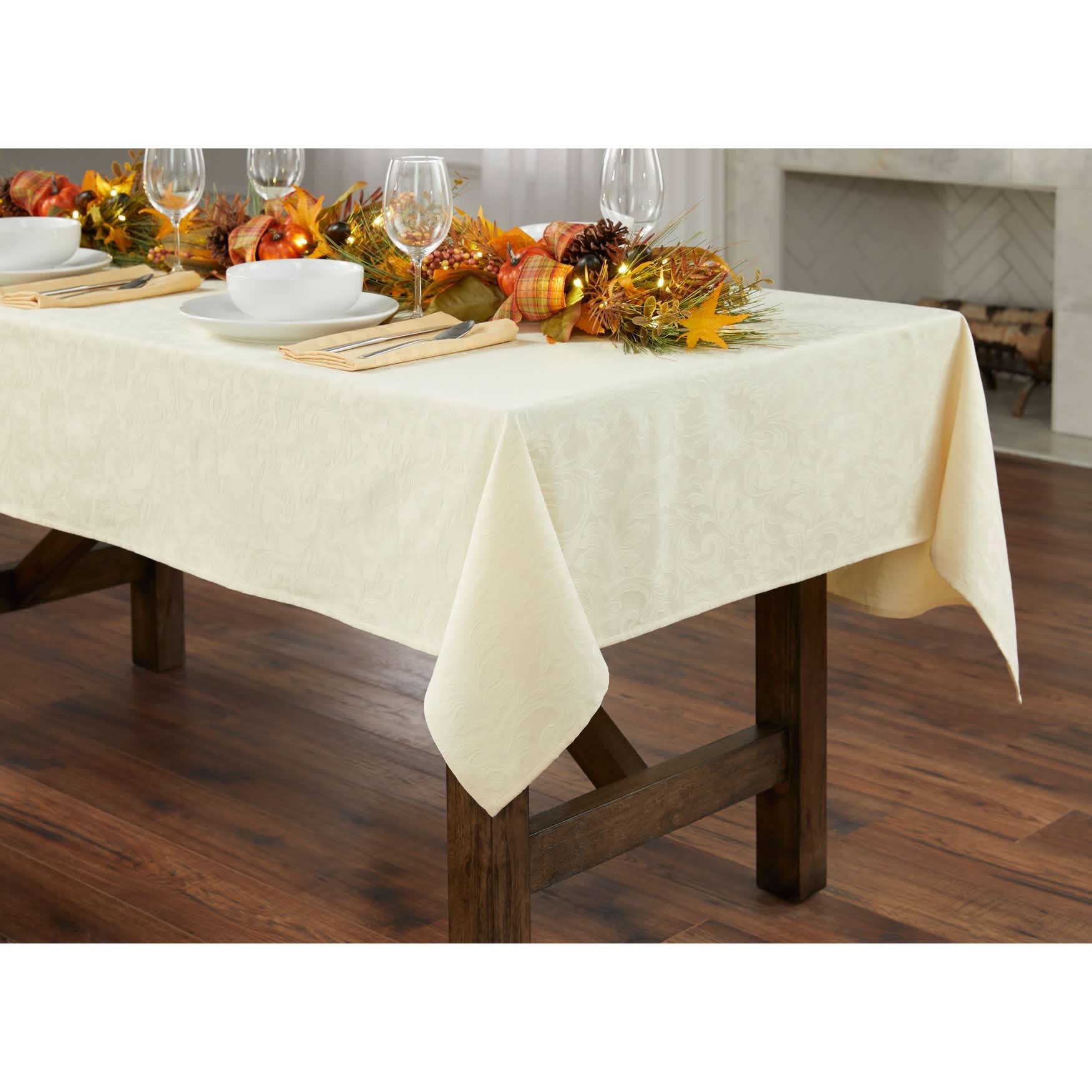 BrylaneHome 196438723991 Damask 60x 84-in Tablecloth