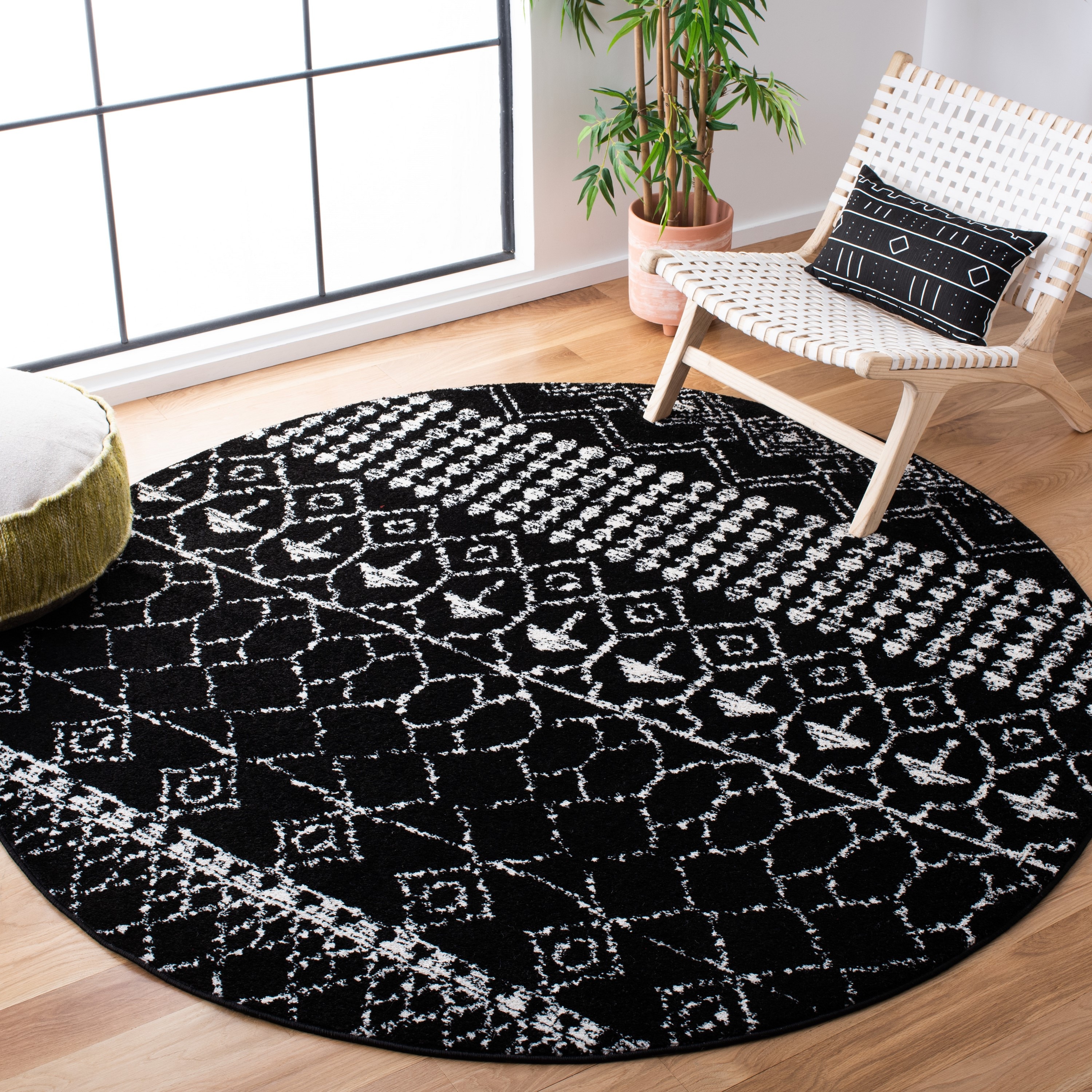 Safavieh TUL229Z-5R Tulum Artesia 5 x 5 (ft) Loomed Polypropylene Black/Ivory Round Indoor Geometric Bohemian/Eclectic Area rug