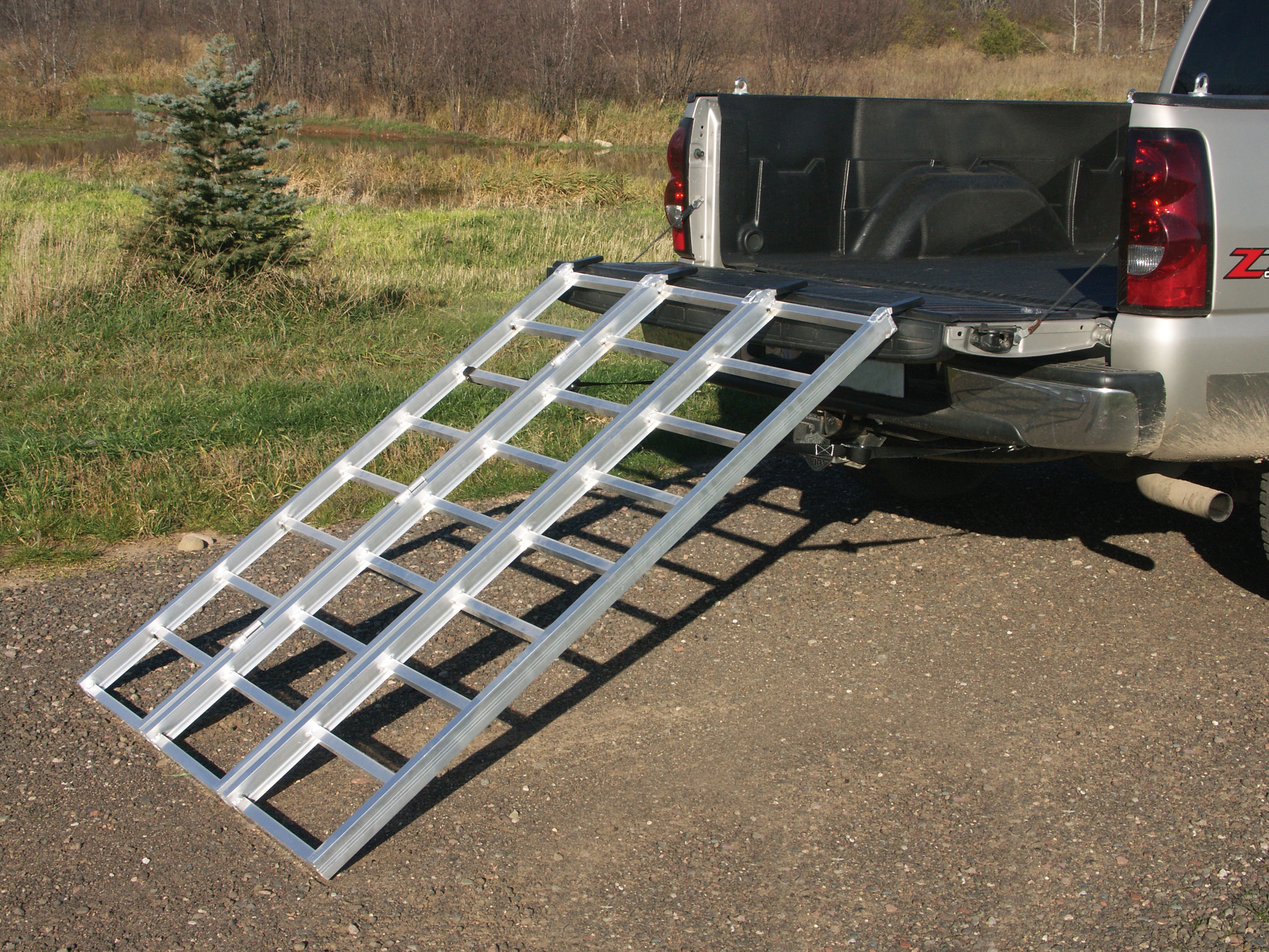 Yutrax 4.166-ft x 5.75-ft 1750-lb Capacity Folding Loading Ramp at ...