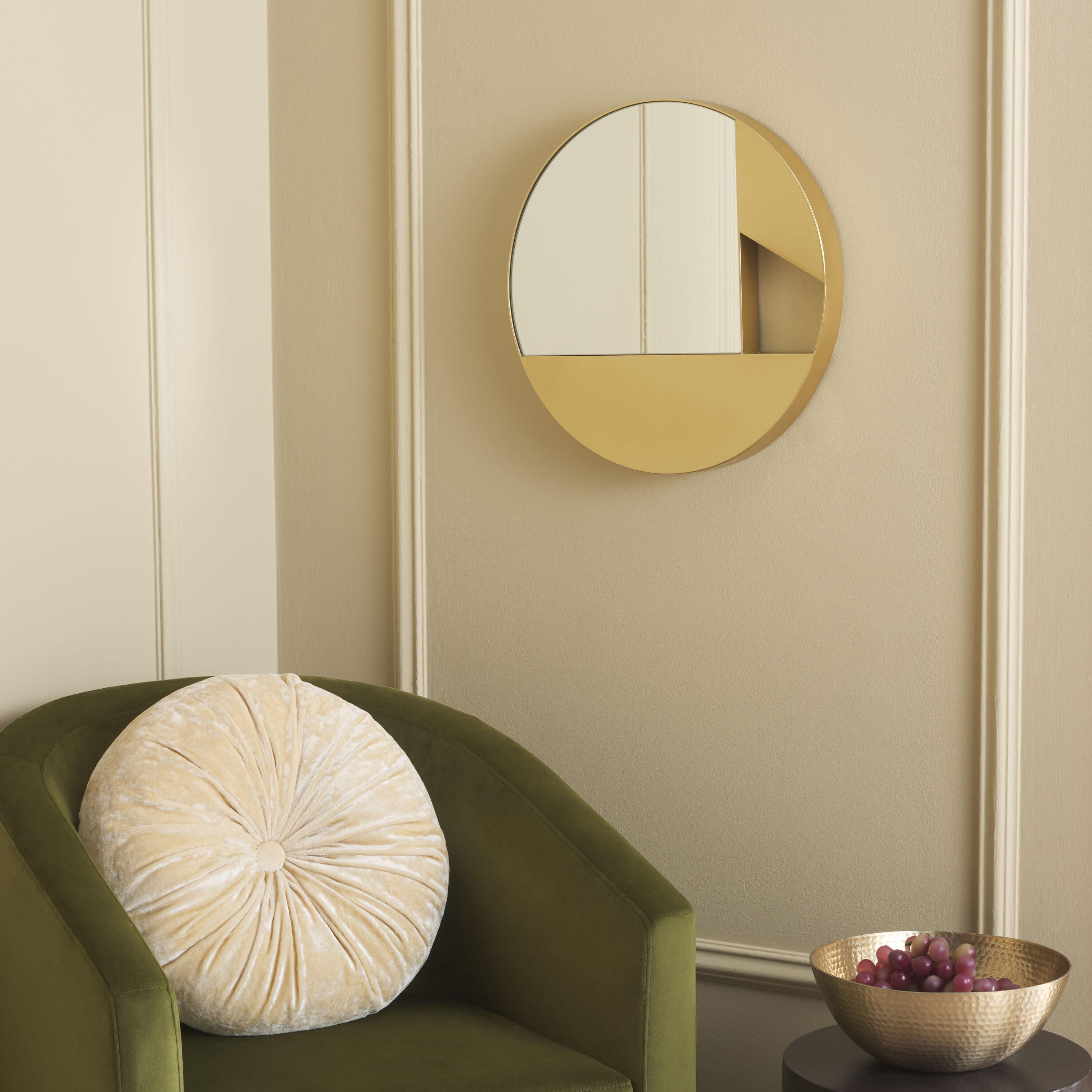 Safavieh MRR8007A Essa 16 W x 16 H Round Gold Framed Wall Mirror