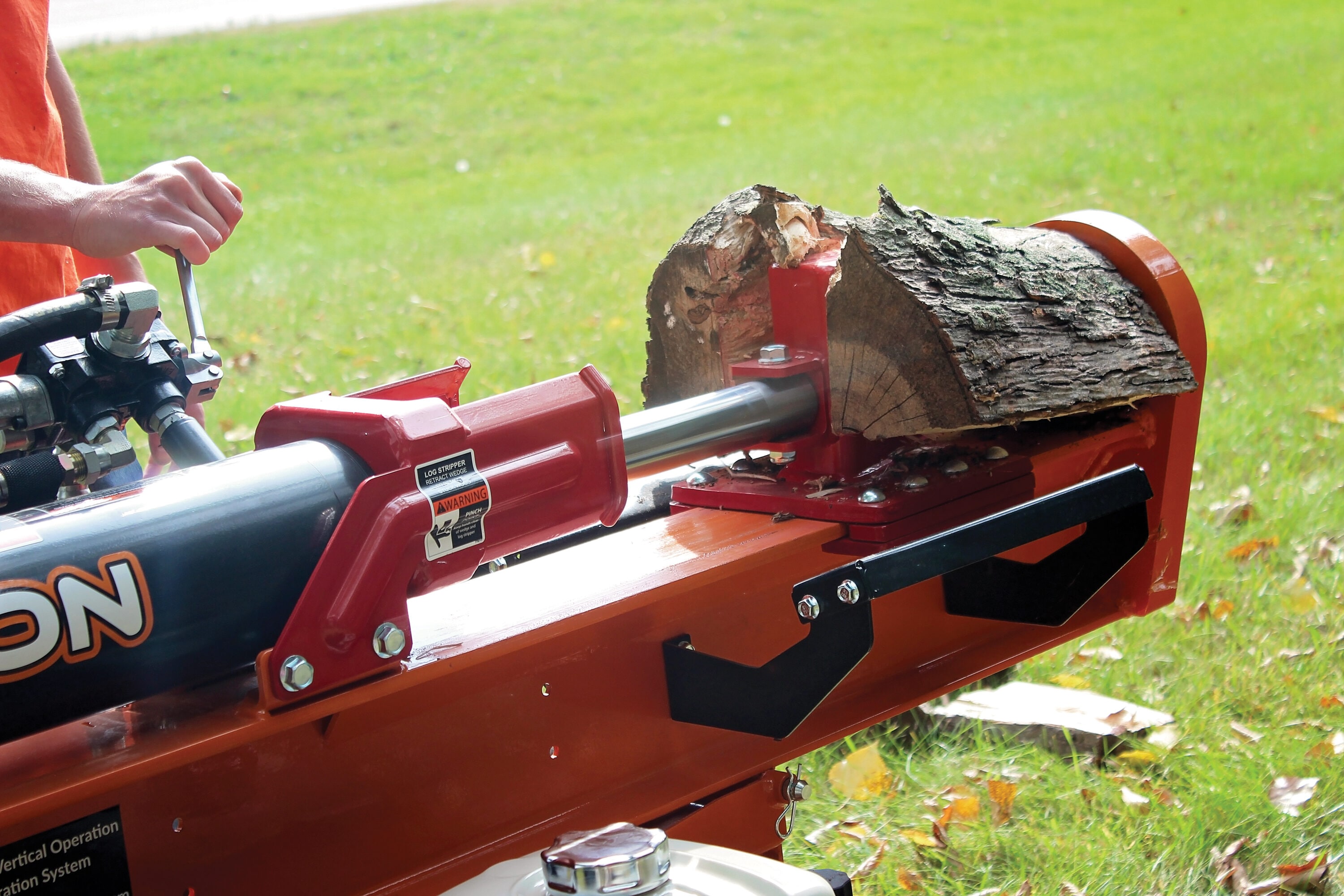 Boss Industrial 27-Ton 208-cc Horizontal and Vertical Gas Log Splitter with  Briggs and Stratton Engine in the Hydraulic Gas Log Splitters department at