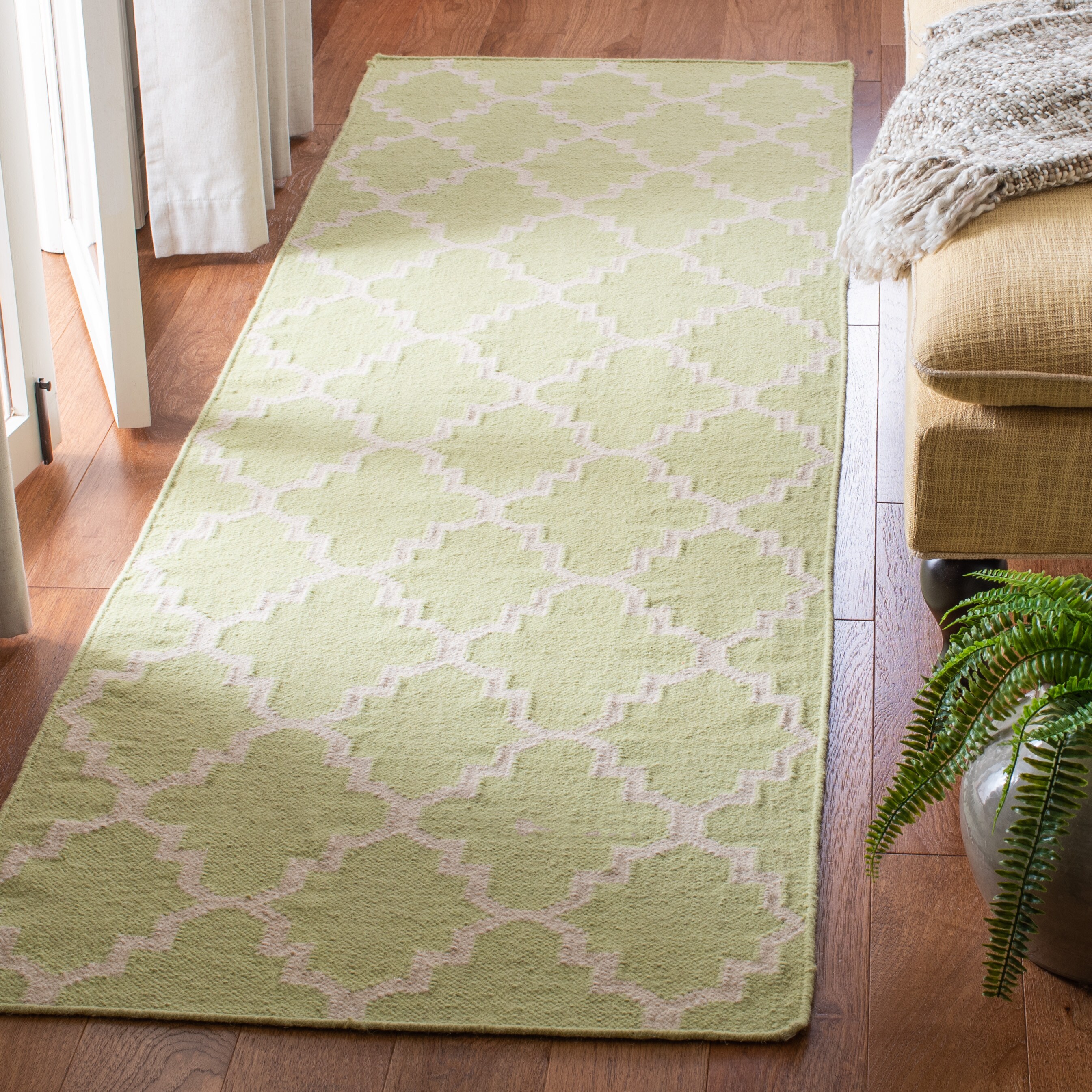 Safavieh DHU554A-28 Dhurries Malina 3 x 8 (ft) Wool Light Green/Ivory Rectangular Indoor Trellis Coastal Runner rug