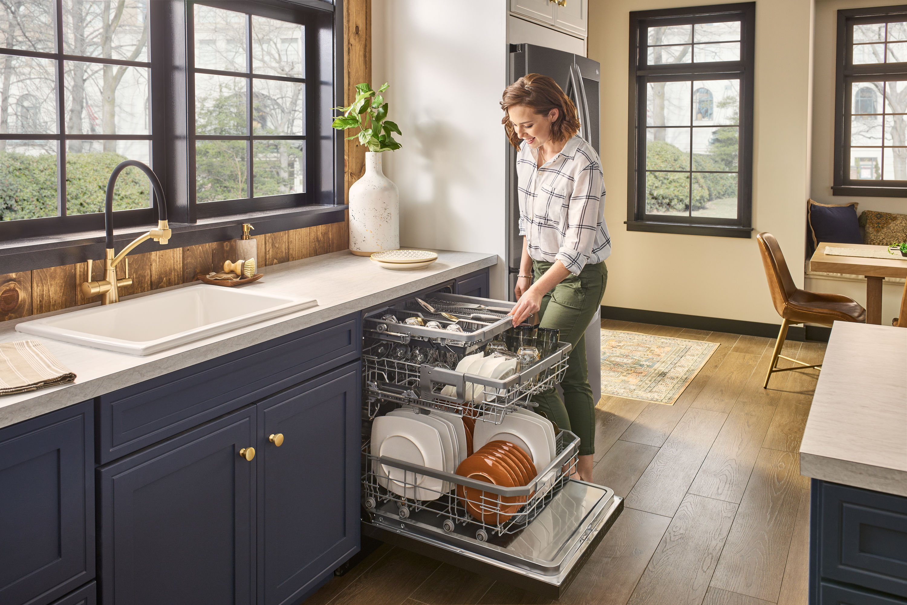 LG 24 Built-In Bar Handle Dishwasher with 3rd Rack in Print Proof Black  Stainless Steel