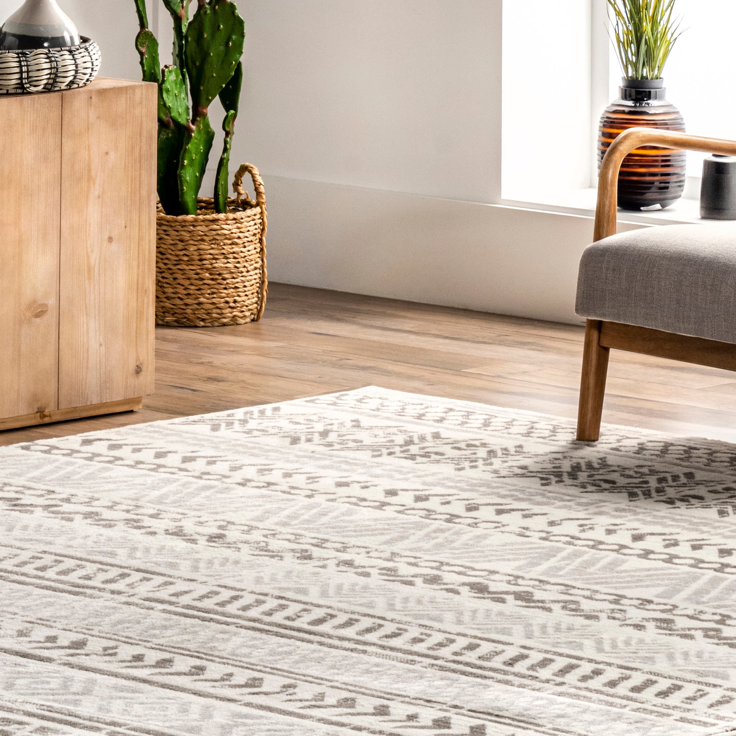 Modern Light Grey Tribal Motif 5' x 8' Synthetic Area Rug