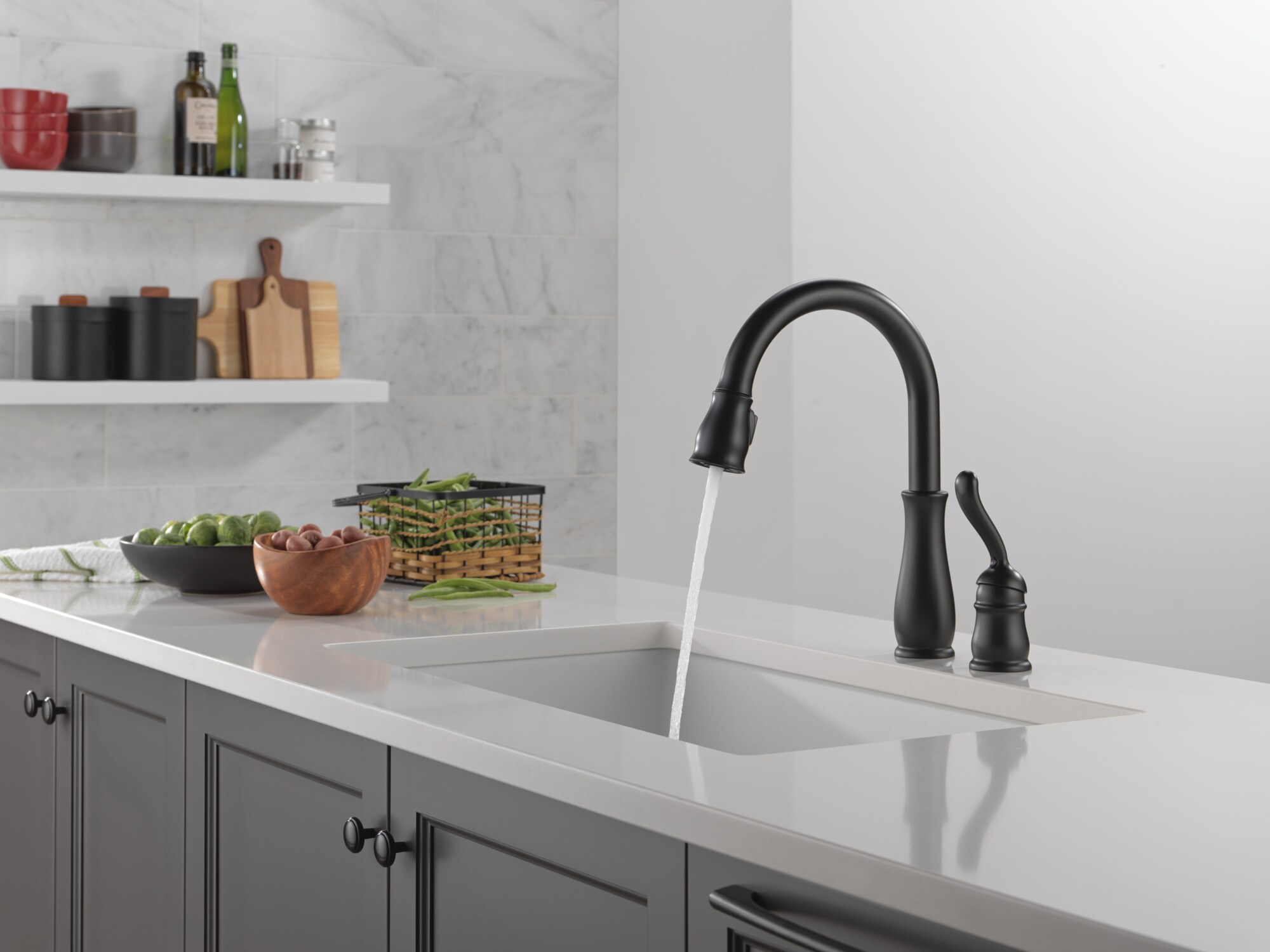 Delta Leland Matte Black Single Handle Pull-down Kitchen Faucet with ...