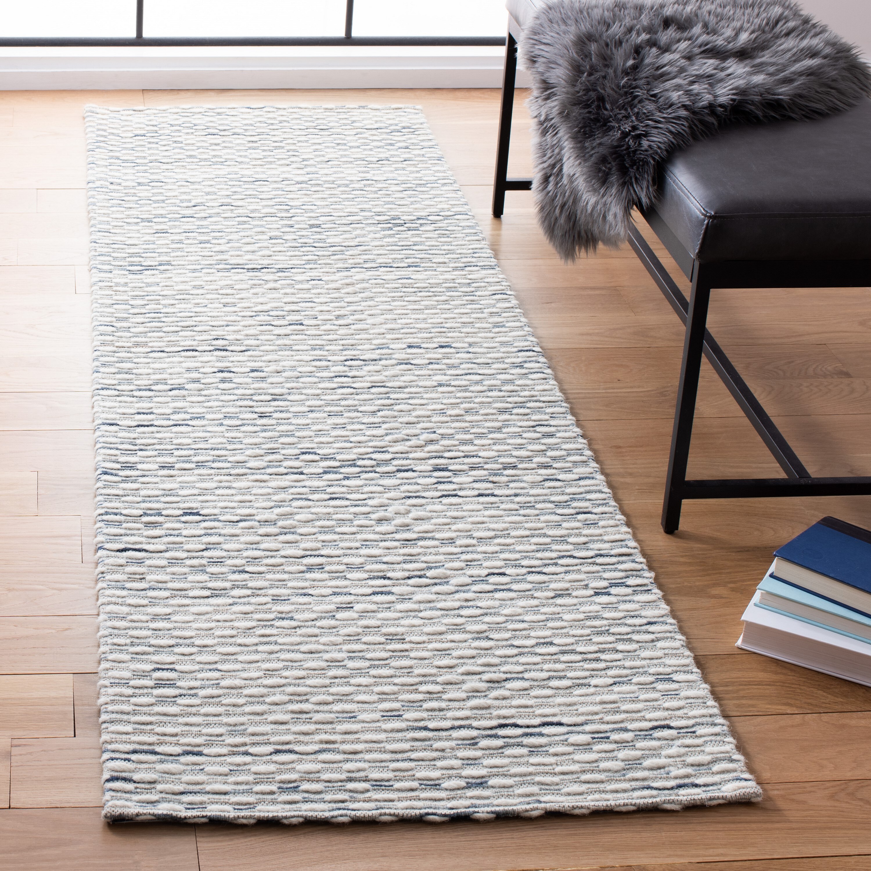 Safavieh MRB158N-28 Marbella Tetsu 2 x 8 (ft) Wool White/Navy Rectangular Indoor Abstract Farmhouse/Cottage Runner rug