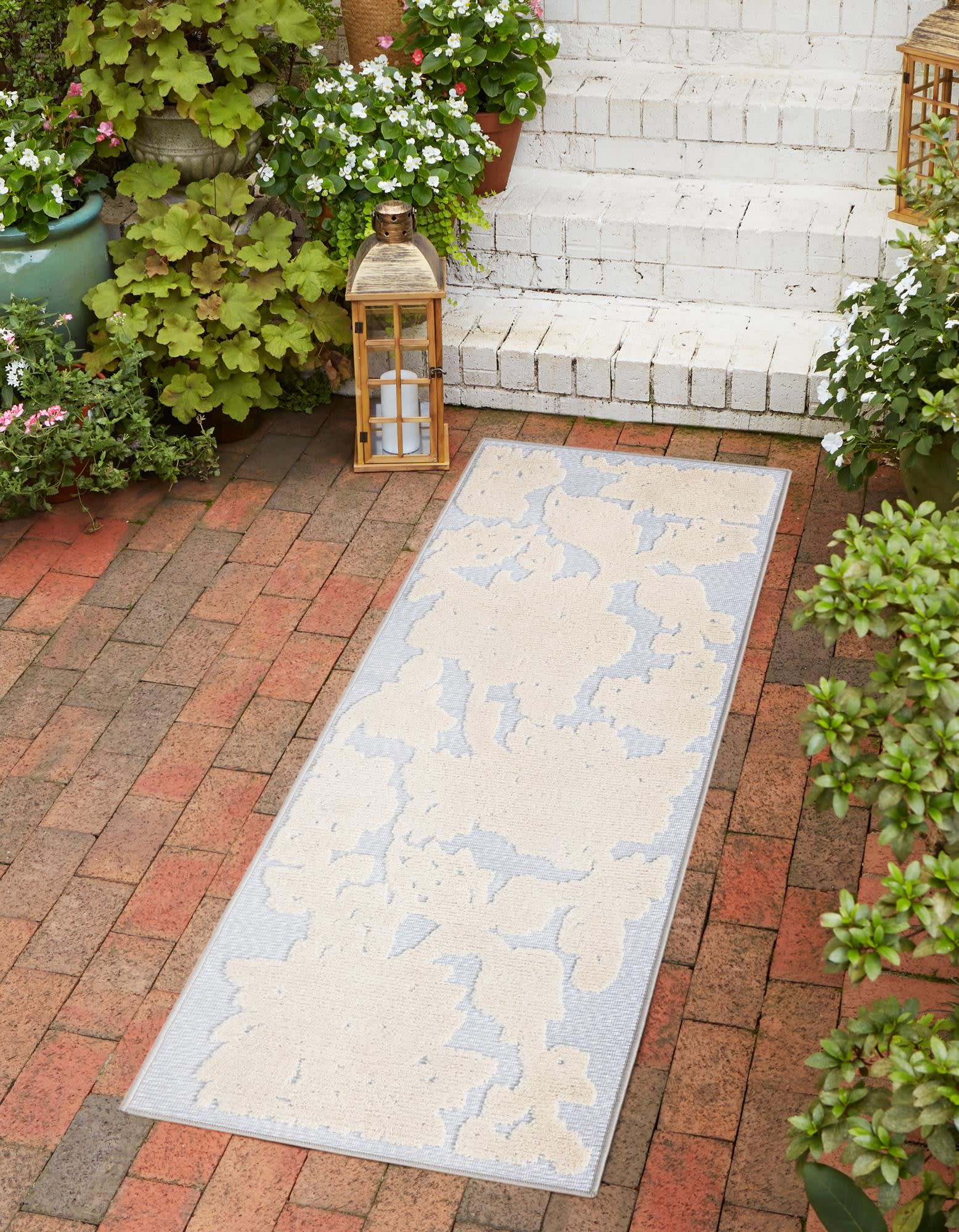 Unique Loom 3171143 Aruba Outdoor 2 x 8 (ft) Loomed Polypropylene Gray Rectangular Indoor/Outdoor Floral/Botanical Runner rug