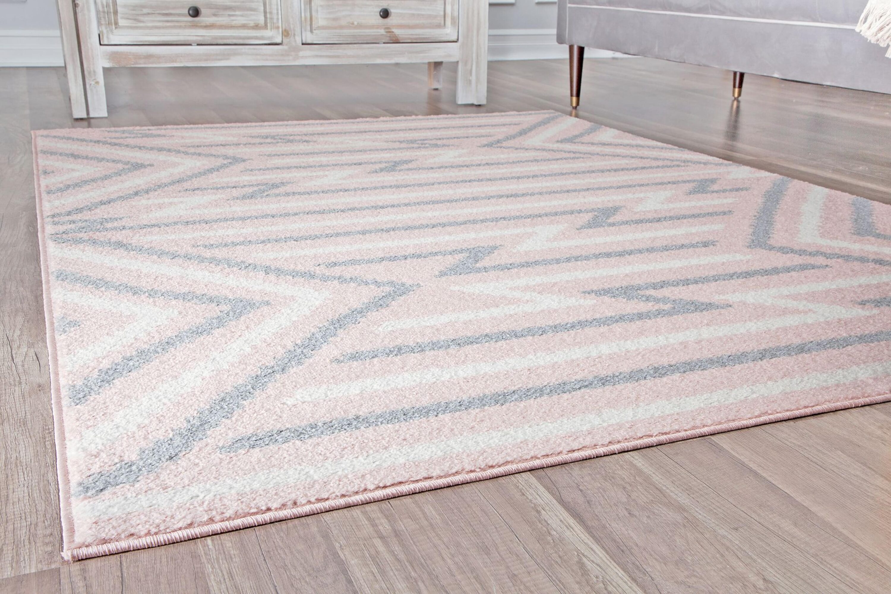 6' x 9' Gray and Pink Geometric Synthetic Area Rug