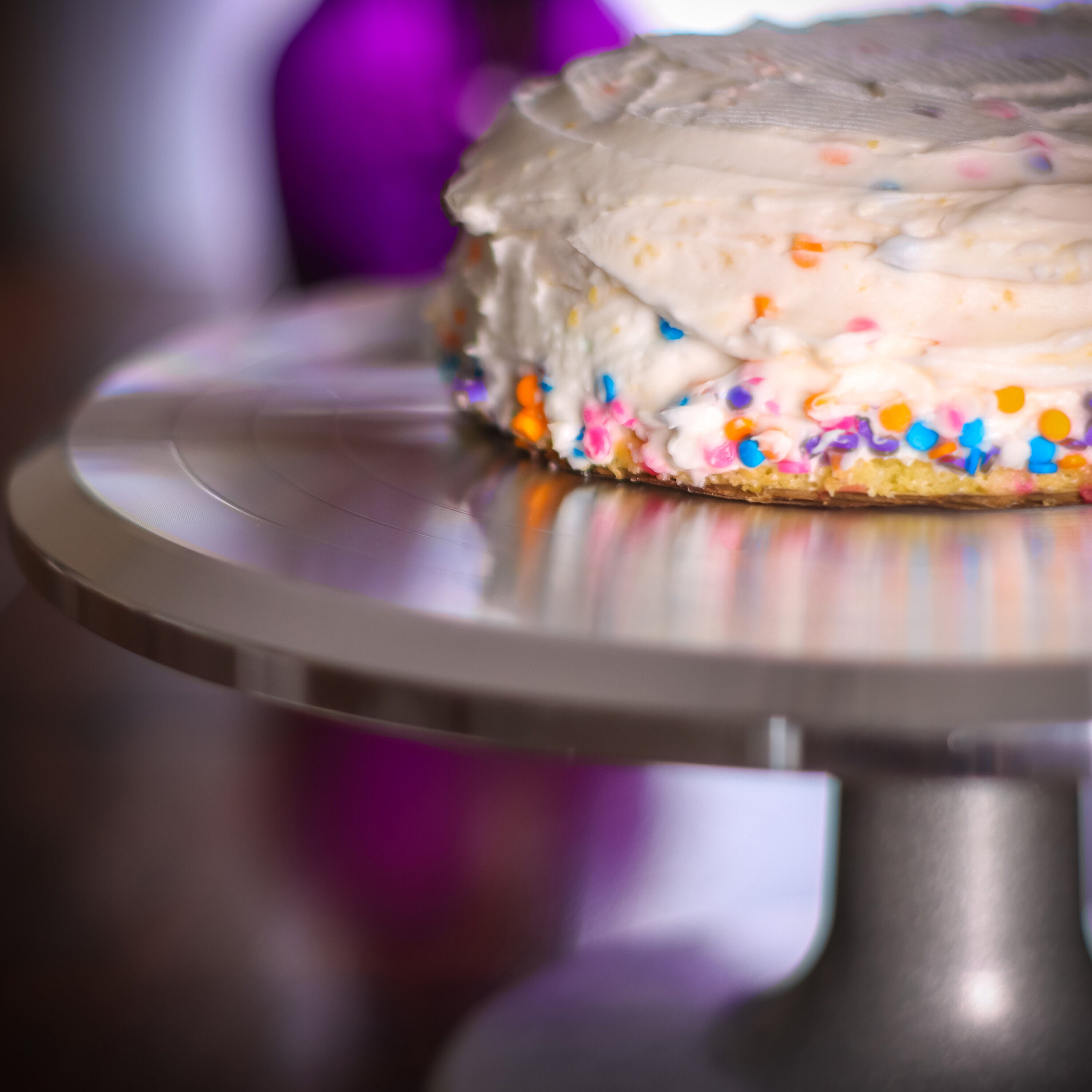 Navaris Rotating Cake Stand - Grey Base - Cake Display & Decorating Set  with 30cm Metal Turntable | 1 Offset Spatula | 1 Straight Spatula | 3  Scrapers