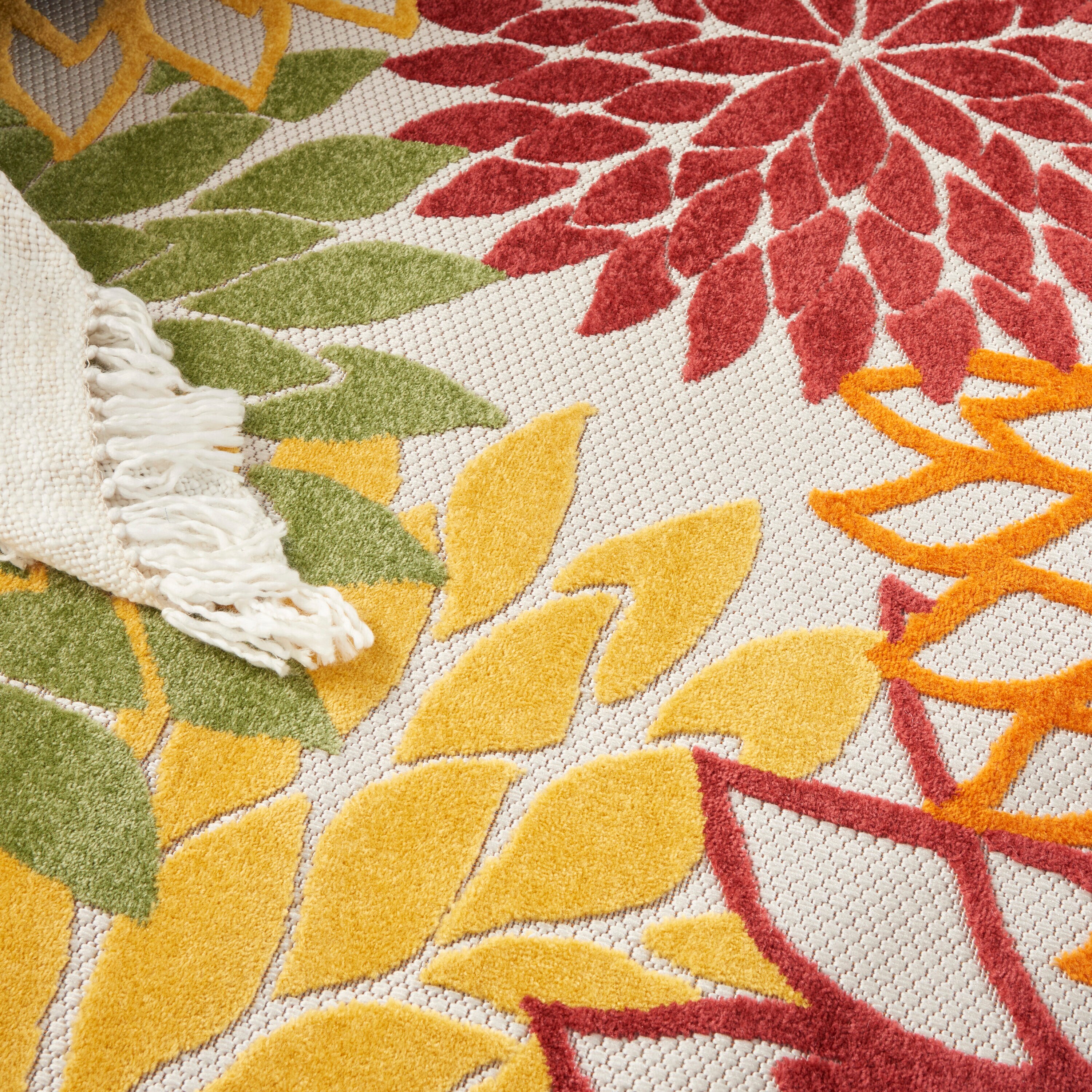Red Floral Synthetic Round 5'3" Reversible Outdoor Rug