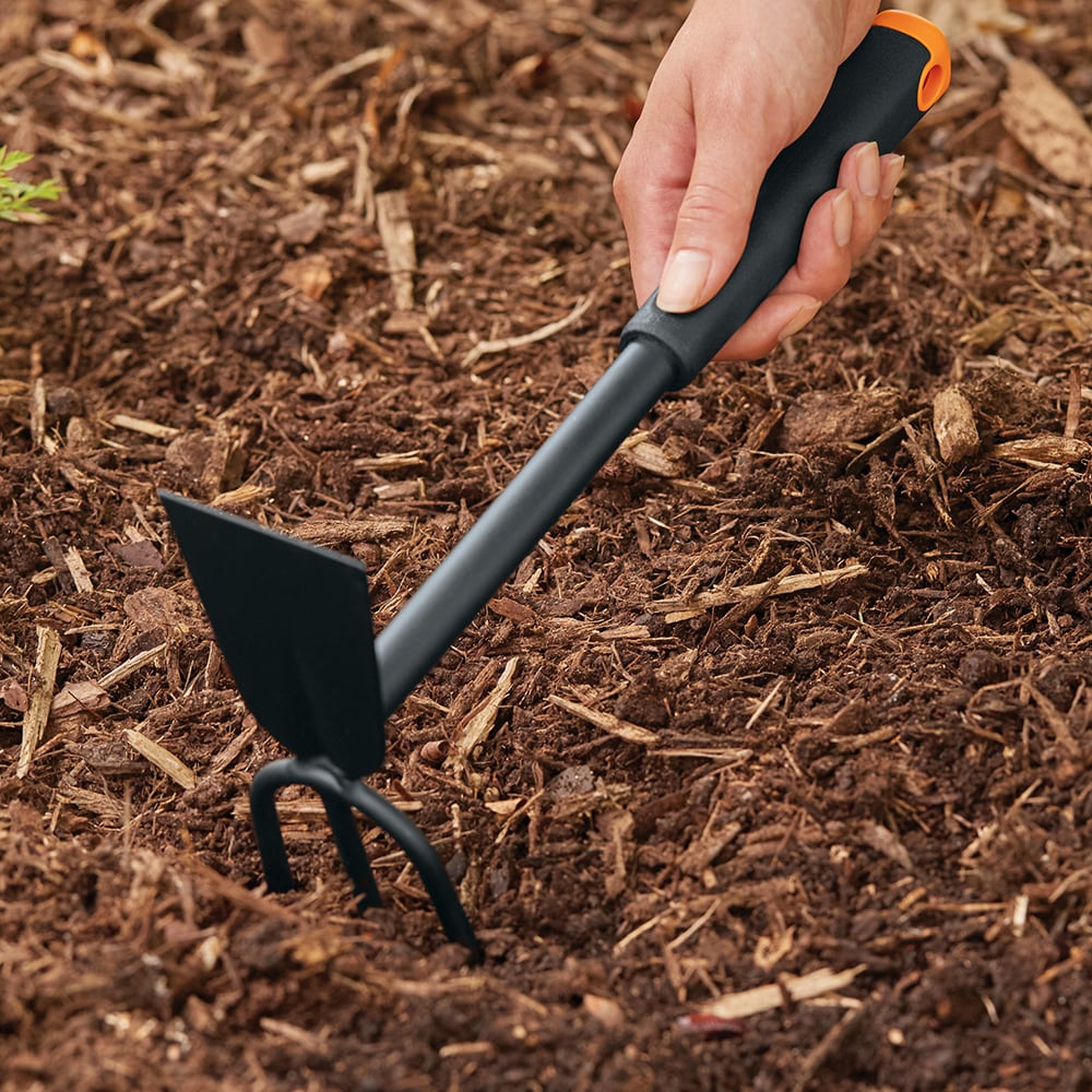 Brinly 9-in Poly Hand Seeder for Small Areas - 5 lb. Capacity, Adjustable  Flow Gate, Easy Scoop and Spread in the Garden Hand Tools department at