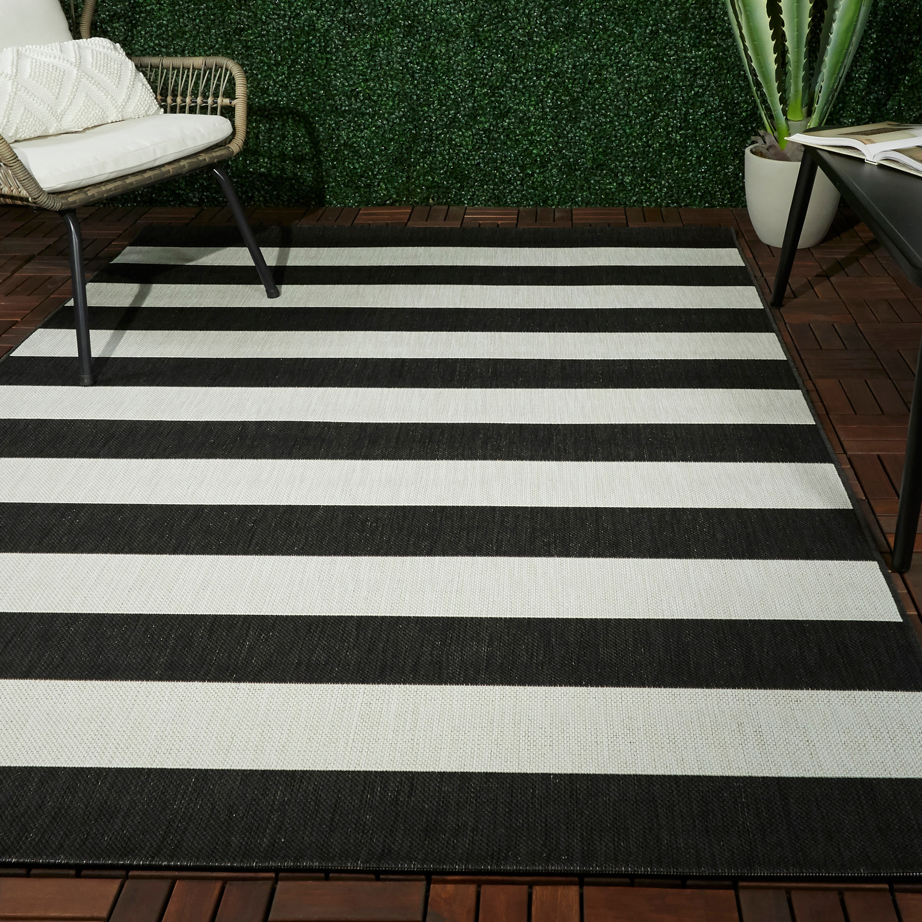 allen + roth 3003580 Aleah 5 x 7 (ft) Flatweave Polypropylene Charcoal Rectangular Indoor/Outdoor Stripe Farmhouse/Cottage Area rug