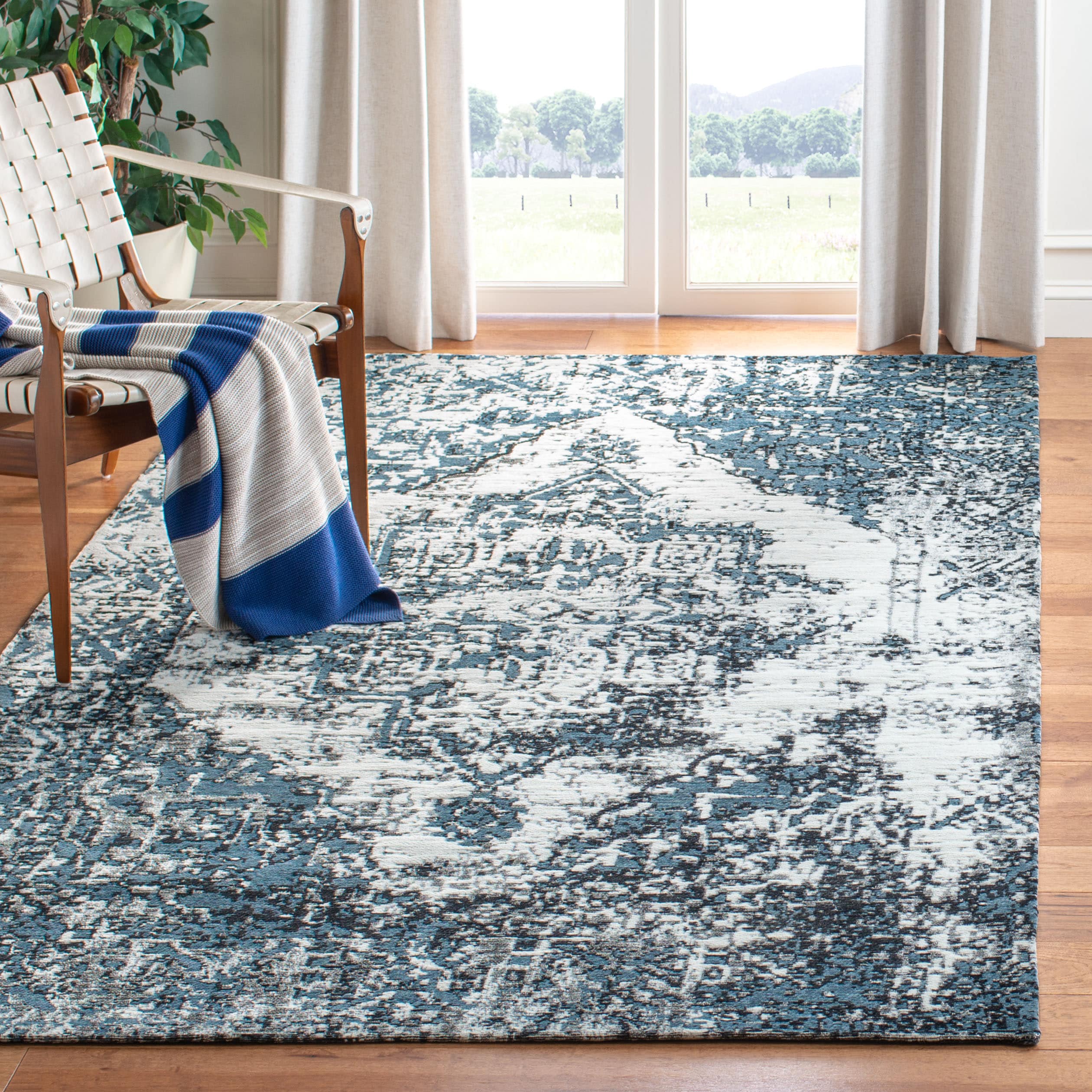 Safavieh CLV703N-4 Classic Vintage Dollete 4 x 6 (ft) Loomed Synthetic Navy/Ivory Rectangular Indoor Distressed/Overdyed Vintage Area rug