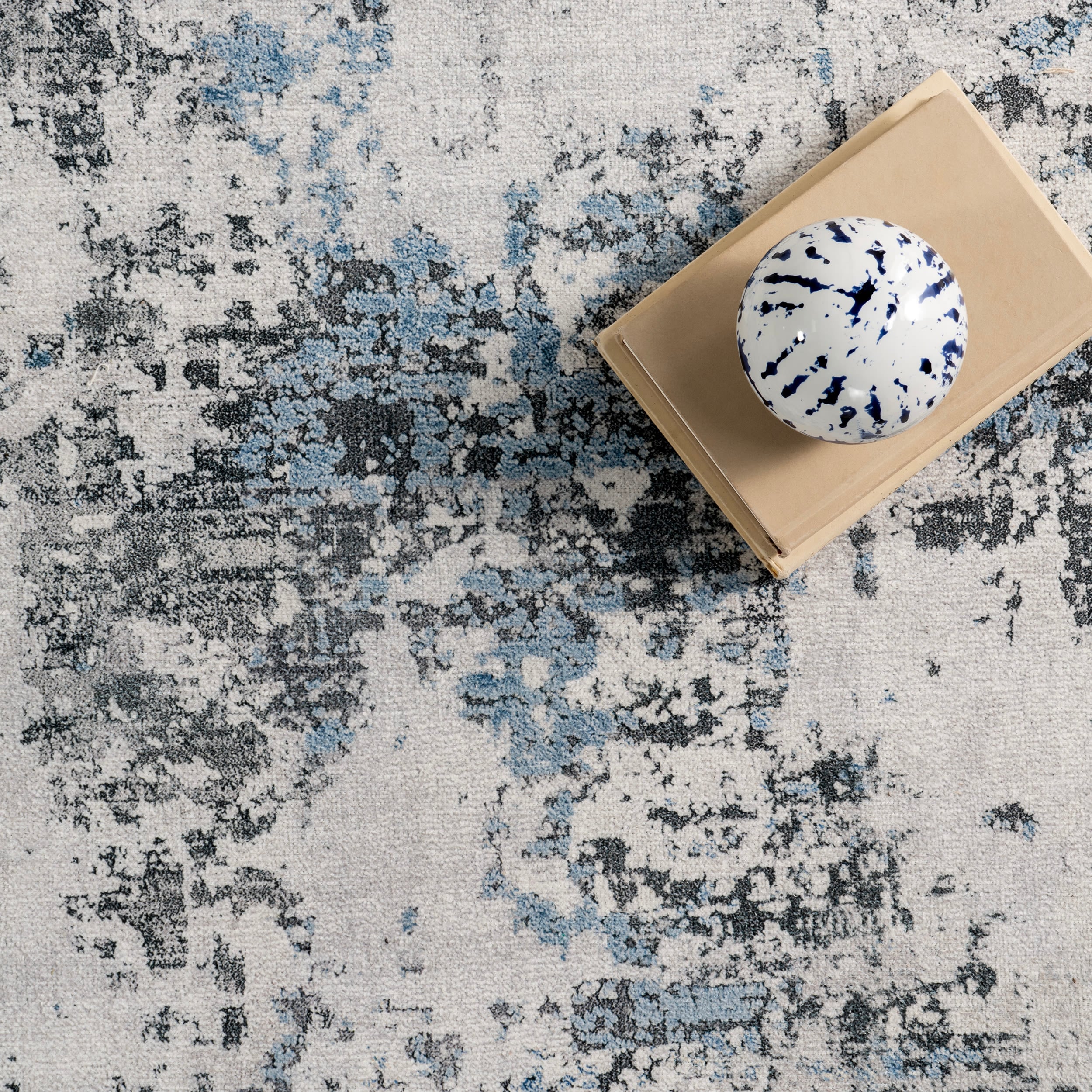 Reversible Abstract Gray Synthetic 4' x 6' Easy-Care Area Rug