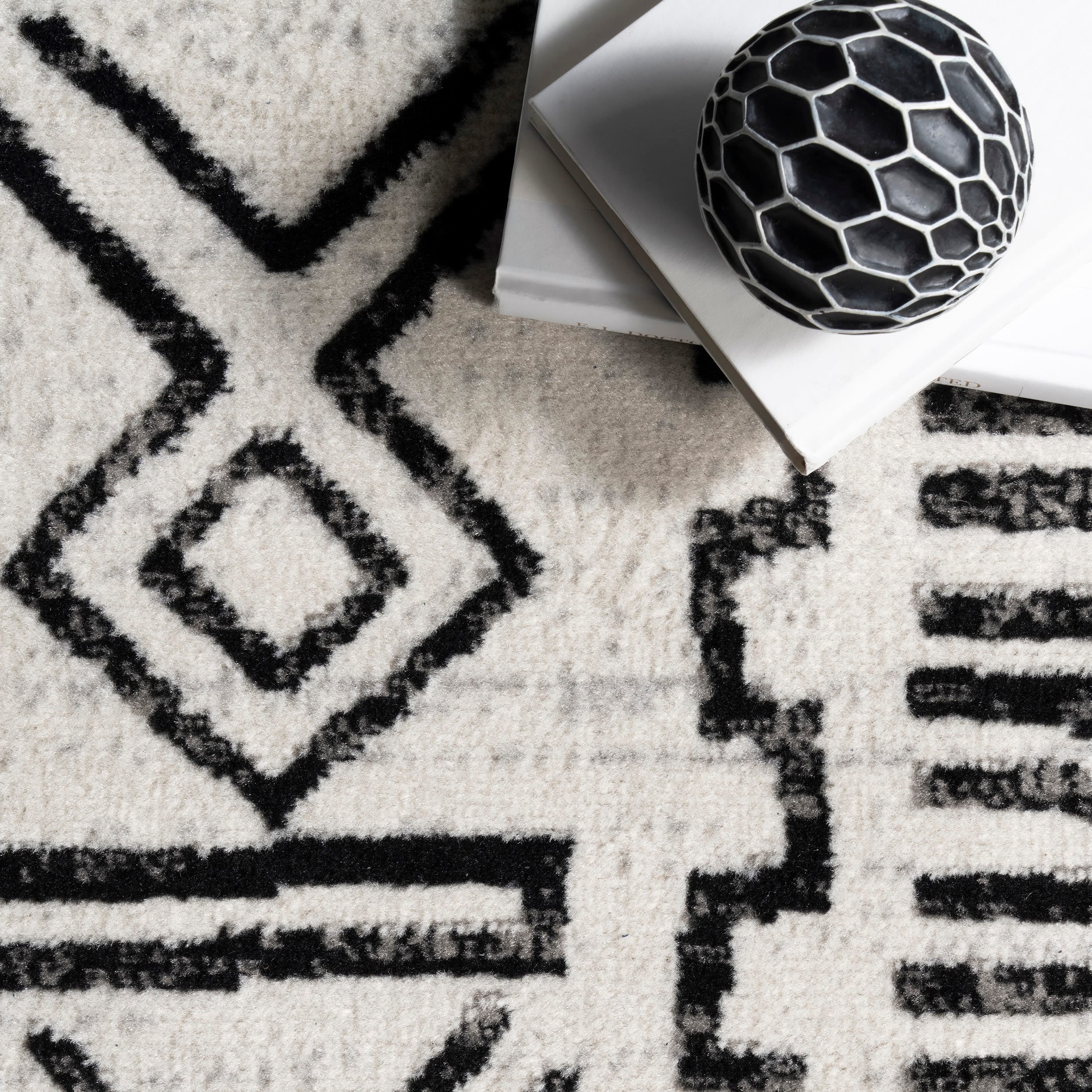 Gray Tribal Pattern 4' x 6' Synthetic Area Rug