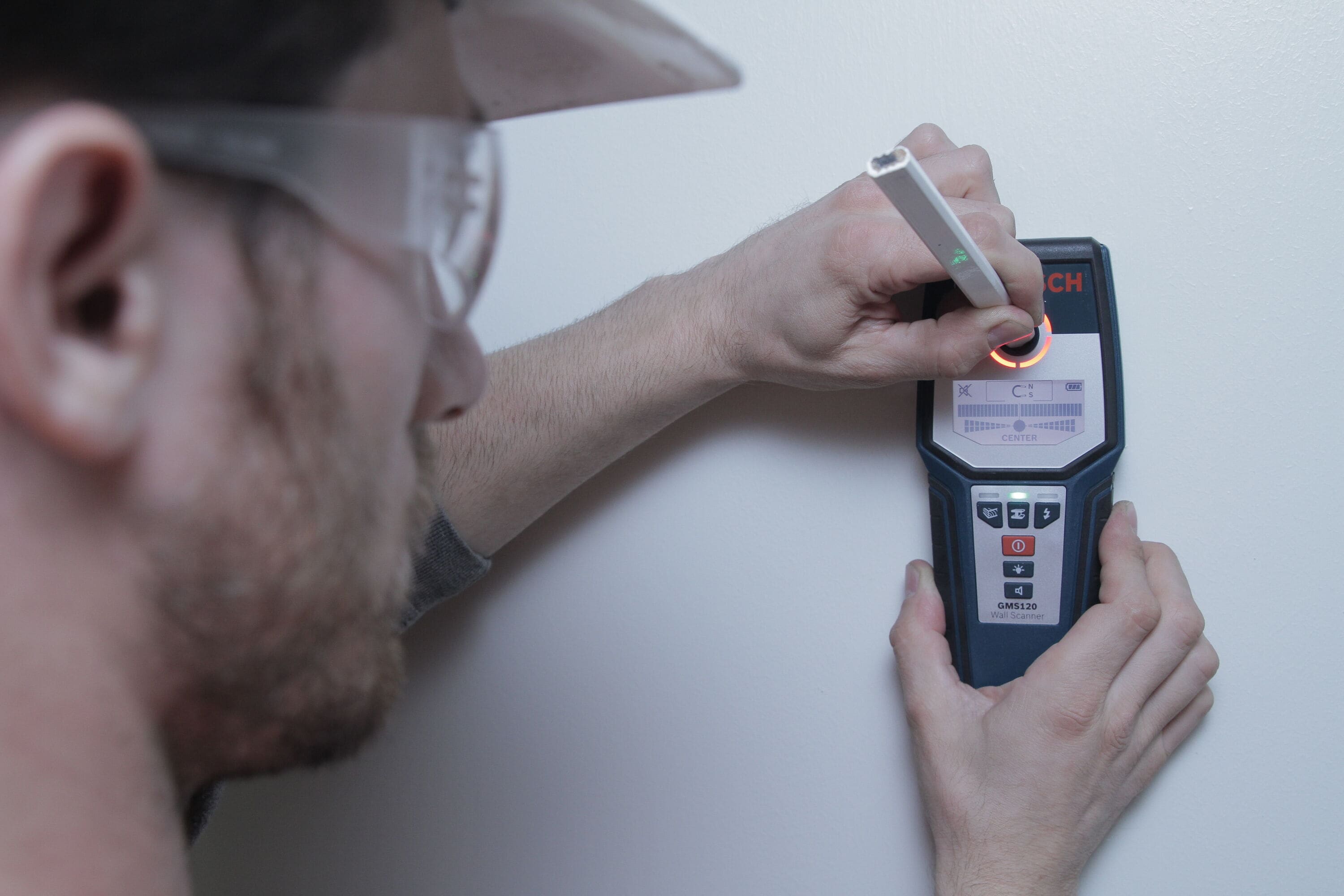 Bosch 4.75-in Scan Depth Electric/Metal/Wood Finder in the Stud