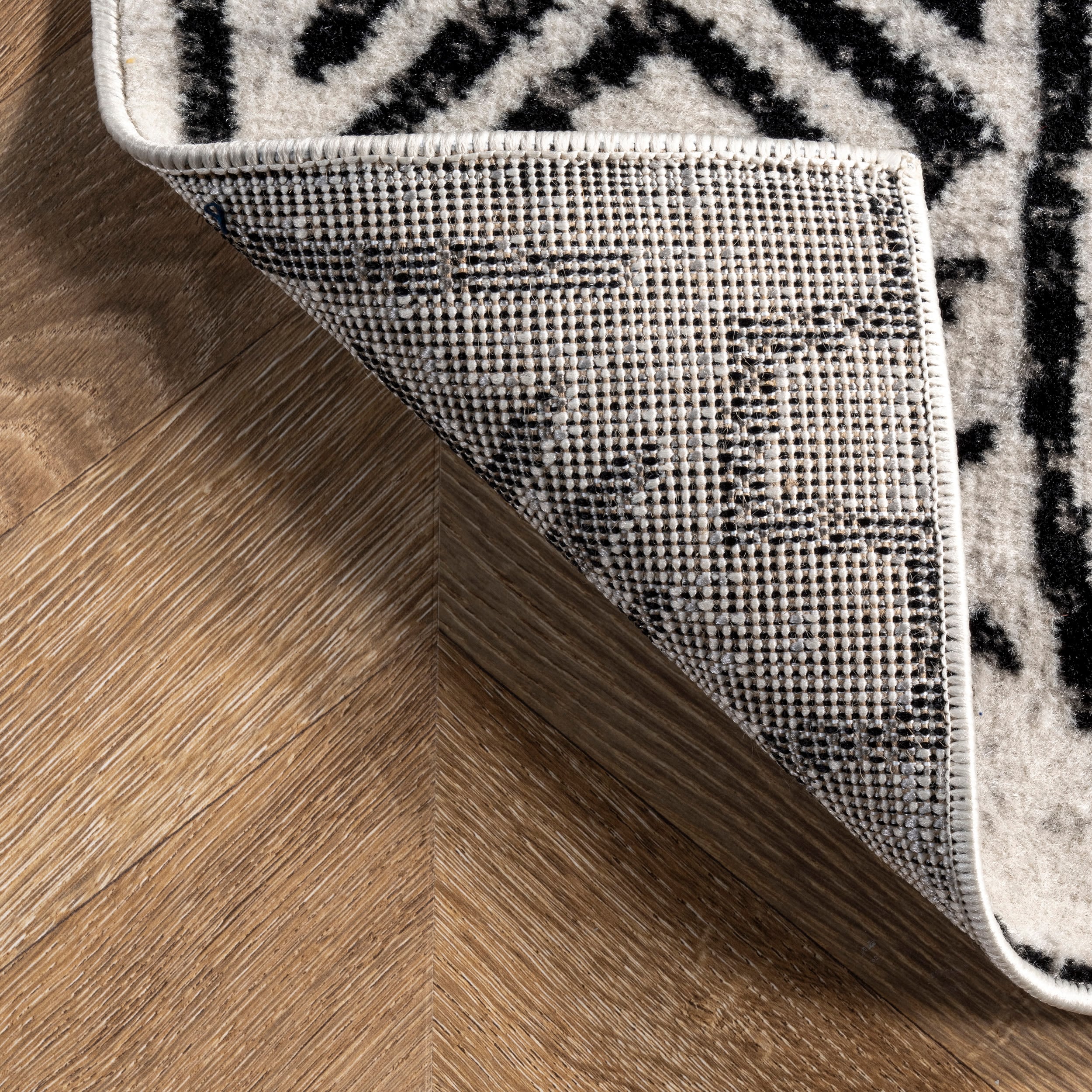 Gray Tribal Pattern 4' x 6' Synthetic Area Rug