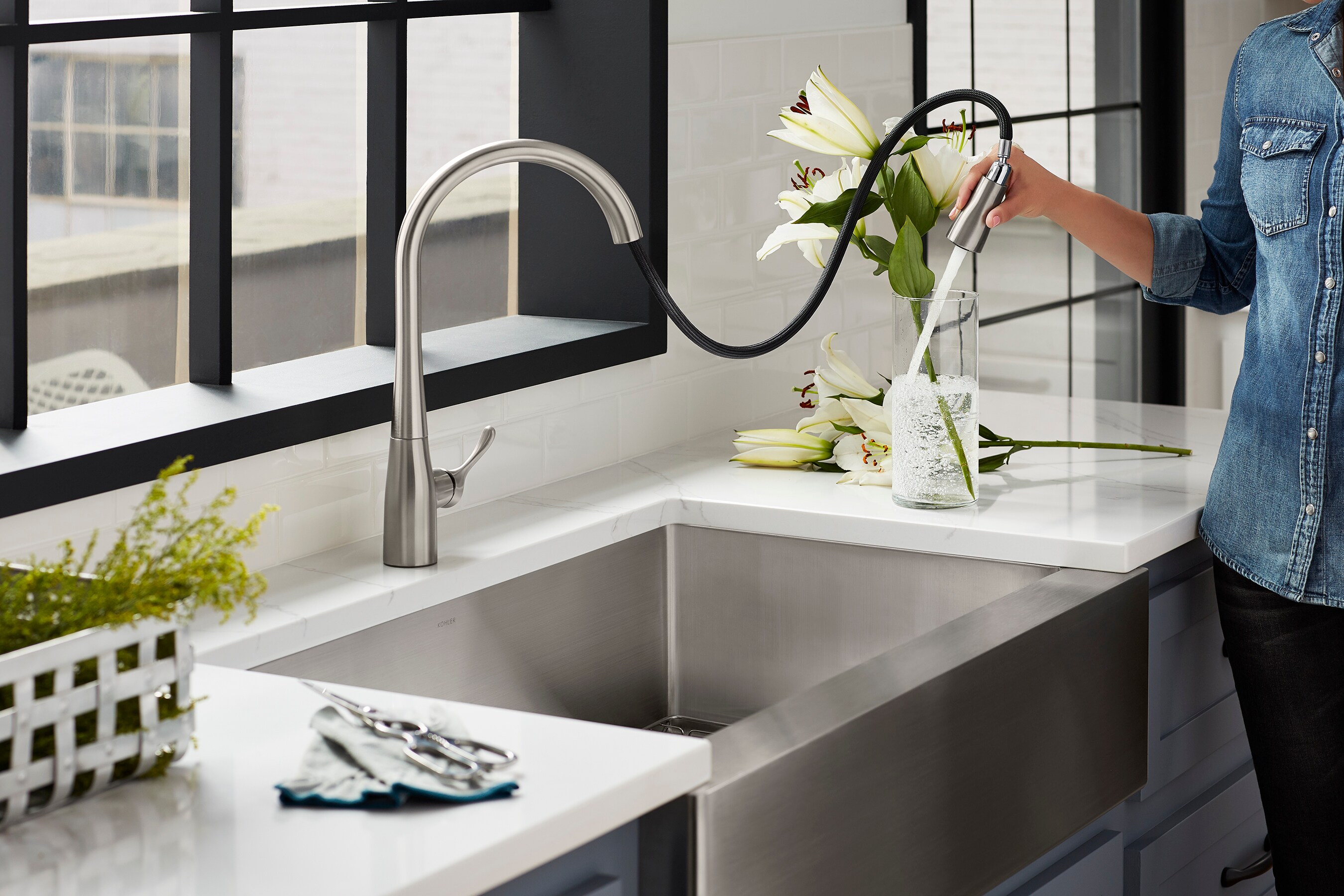 Vibrant Stainless Steel Single Handle Pull Down Kitchen Faucet