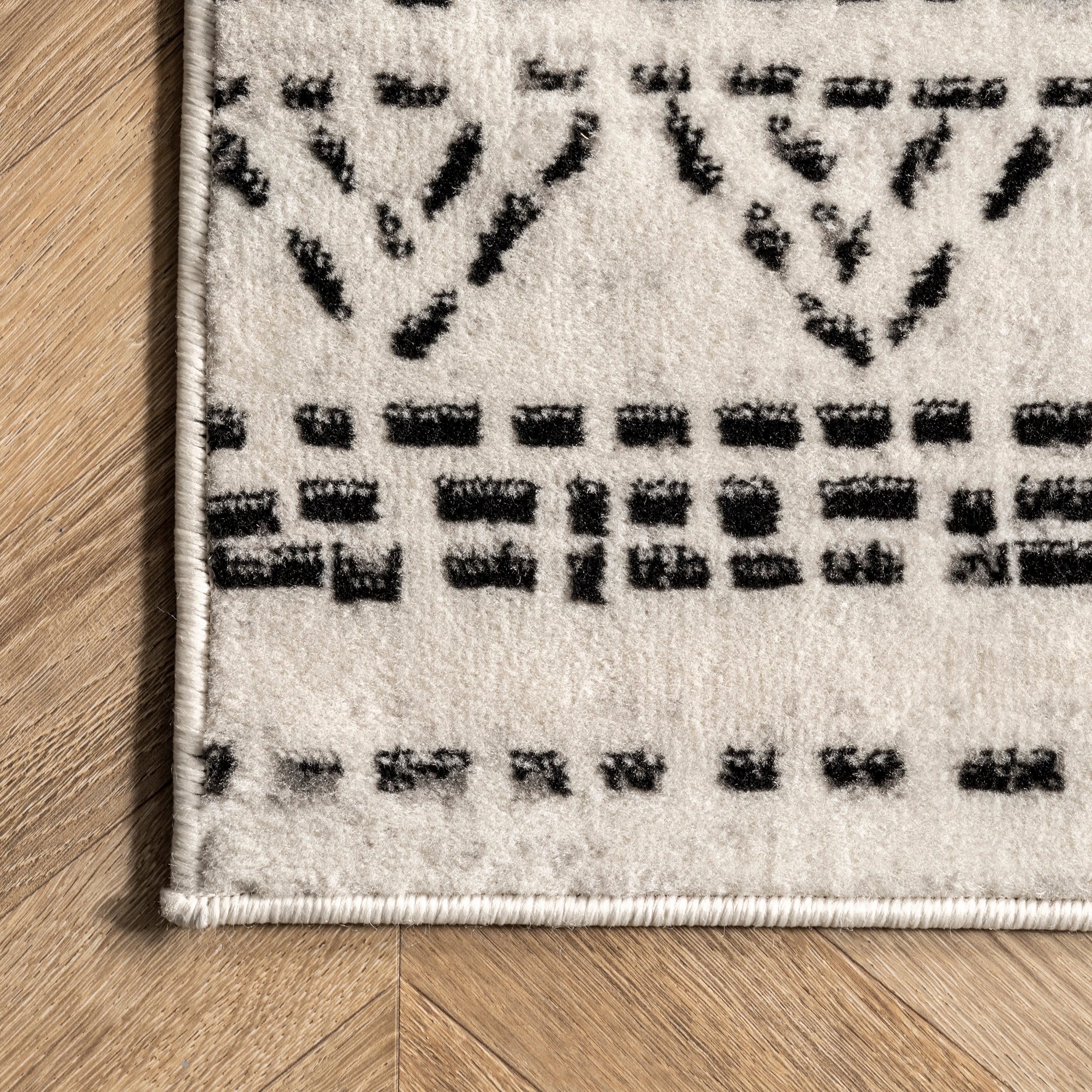 Olivia Moroccan 4' x 6' Black and White Synthetic Area Rug