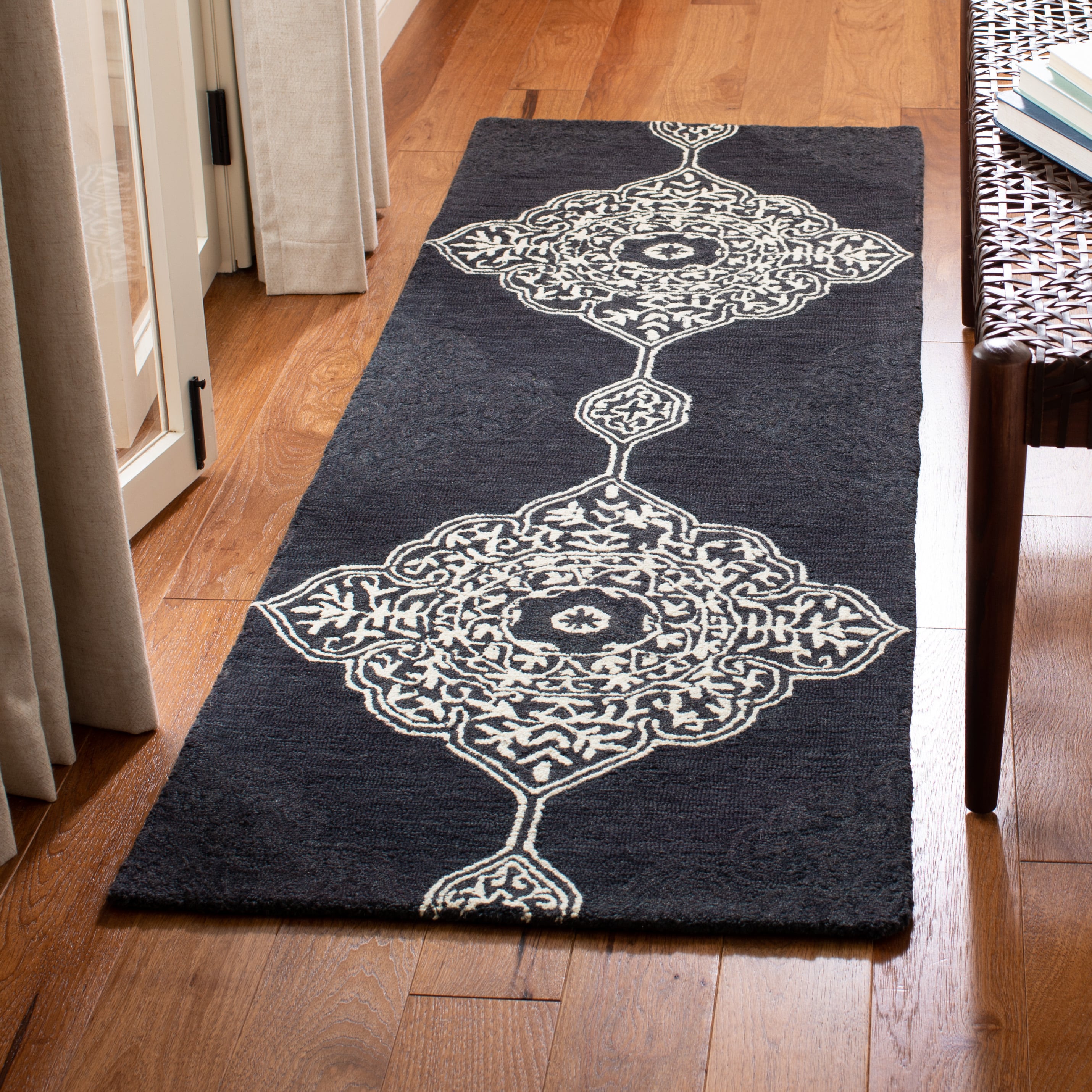  Micro-Loop 620 Charcoal Traditional 2ft-3in x 7ft Runner Rug