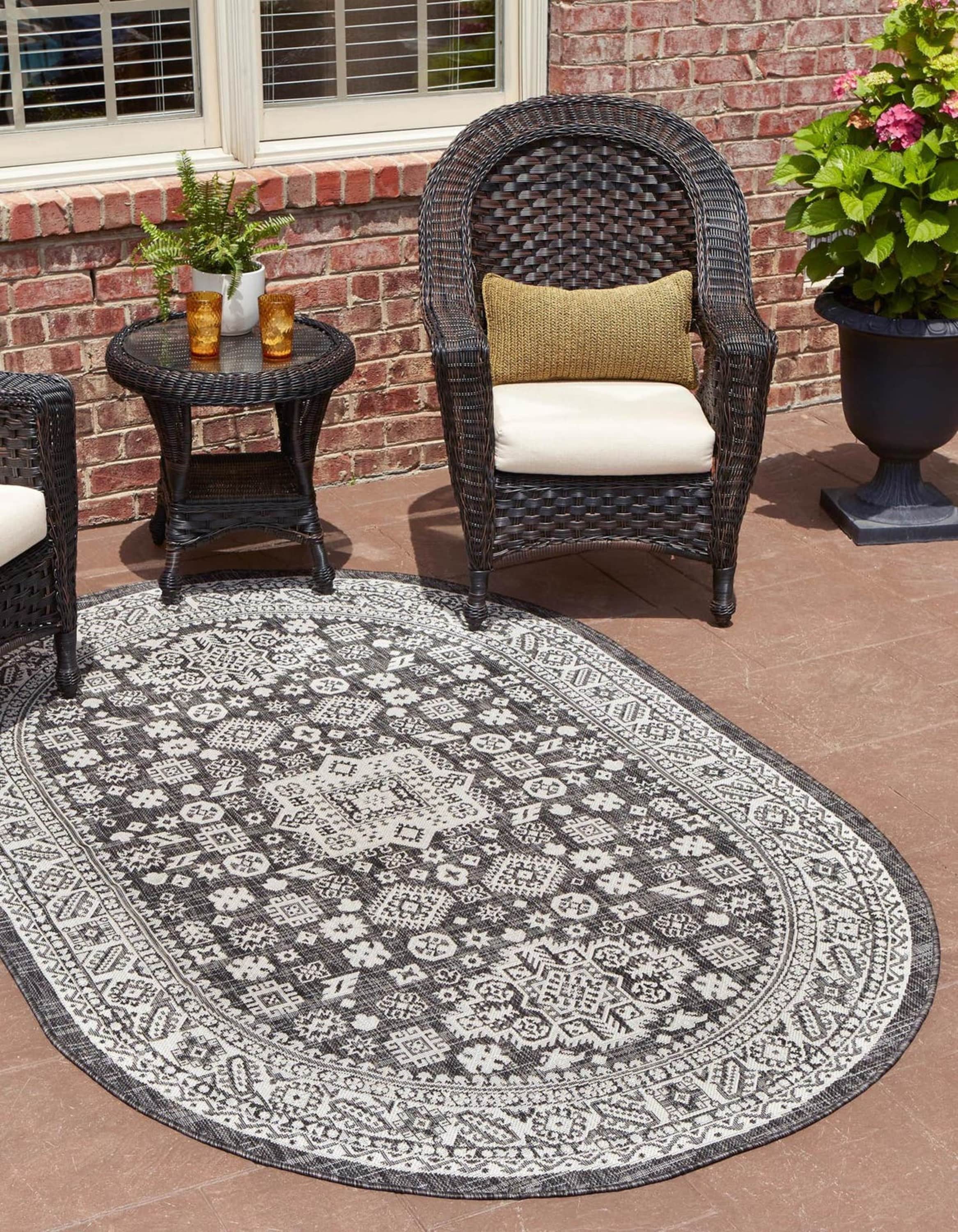 Unique Loom 3162575 Outdoor Aztec 5 x 8 (ft) Loomed Polypropylene Charcoal Gray Oval Indoor/Outdoor Border Area rug