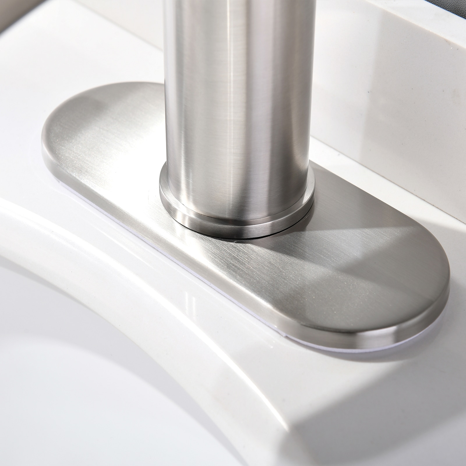 Brushed Nickel Single Handle Bathroom Faucet with Metal Drain Assembly