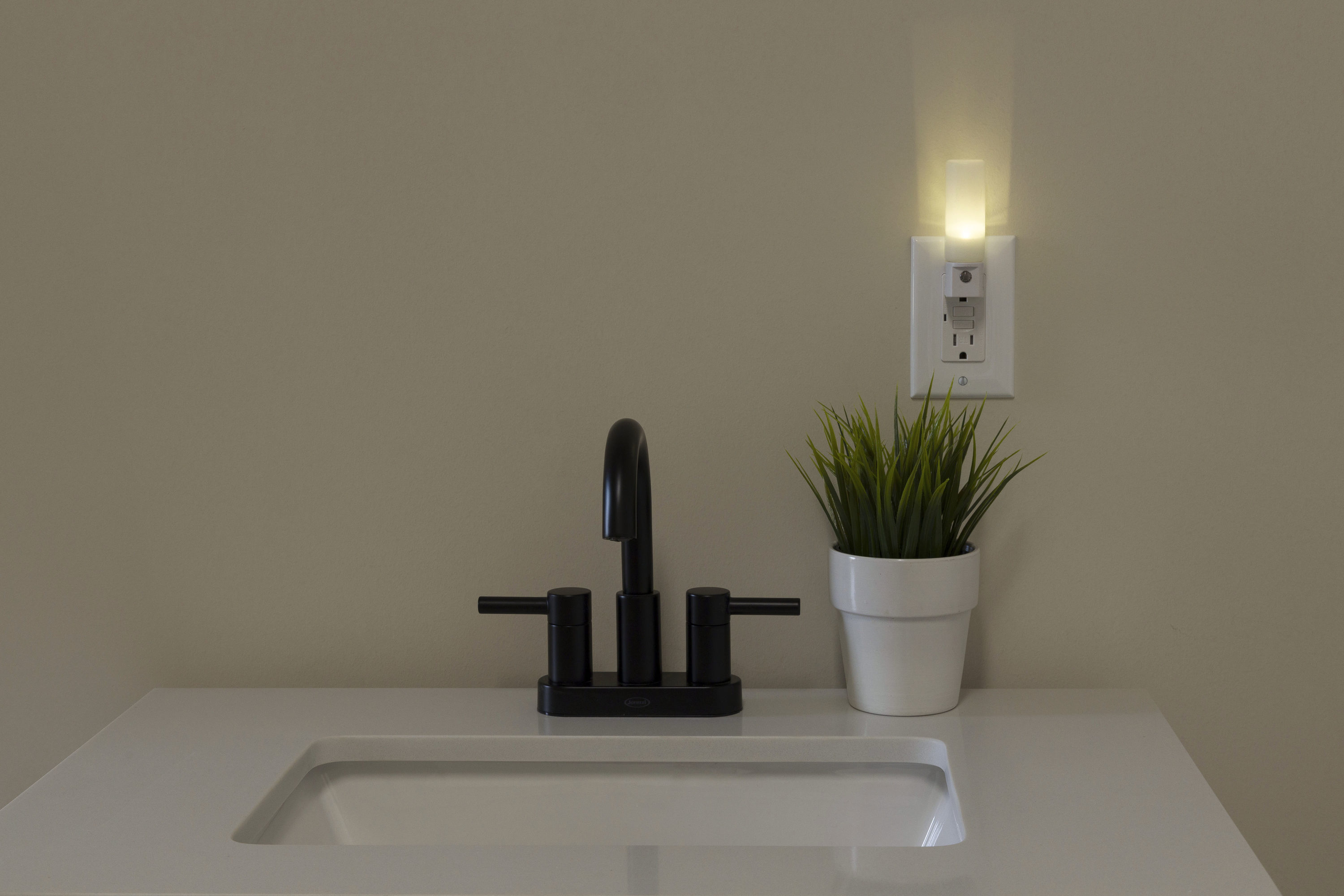 Ceramic Night Light with bath motif bathtub on/off switch with bulb 