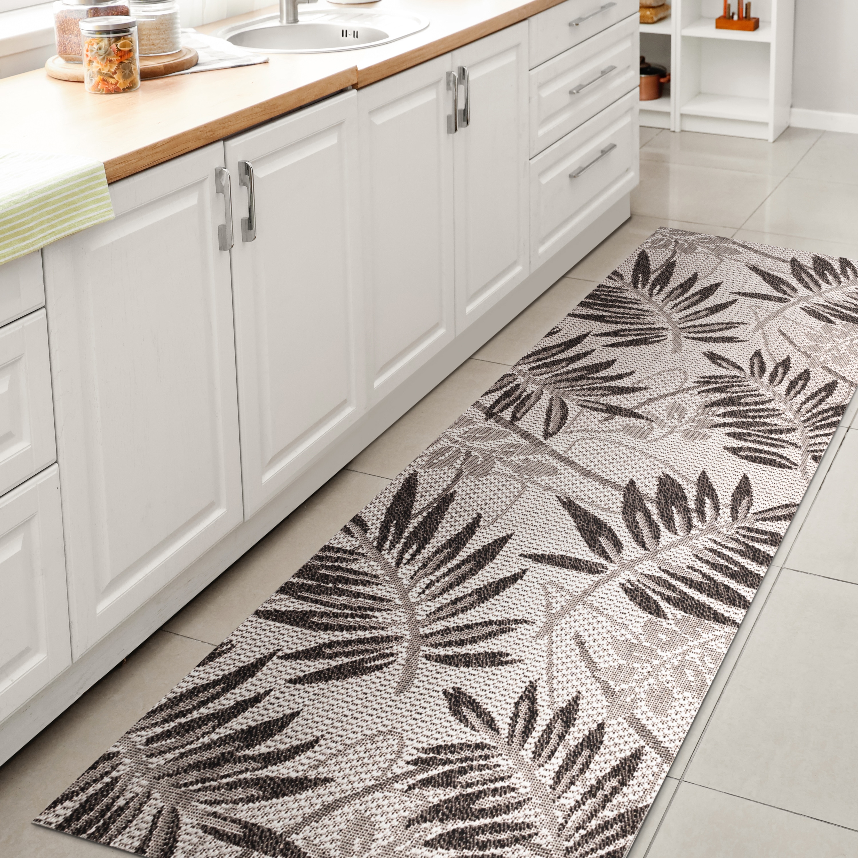 JONATHAN  Y SMB208B-28 Santa Monica Havana Tropical Palm Leaf 2 x 8 (ft) Loomed Polypropylene Gray/Black Rectangular Indoor/Outdoor Floral/Botanical Tropical Runner rug