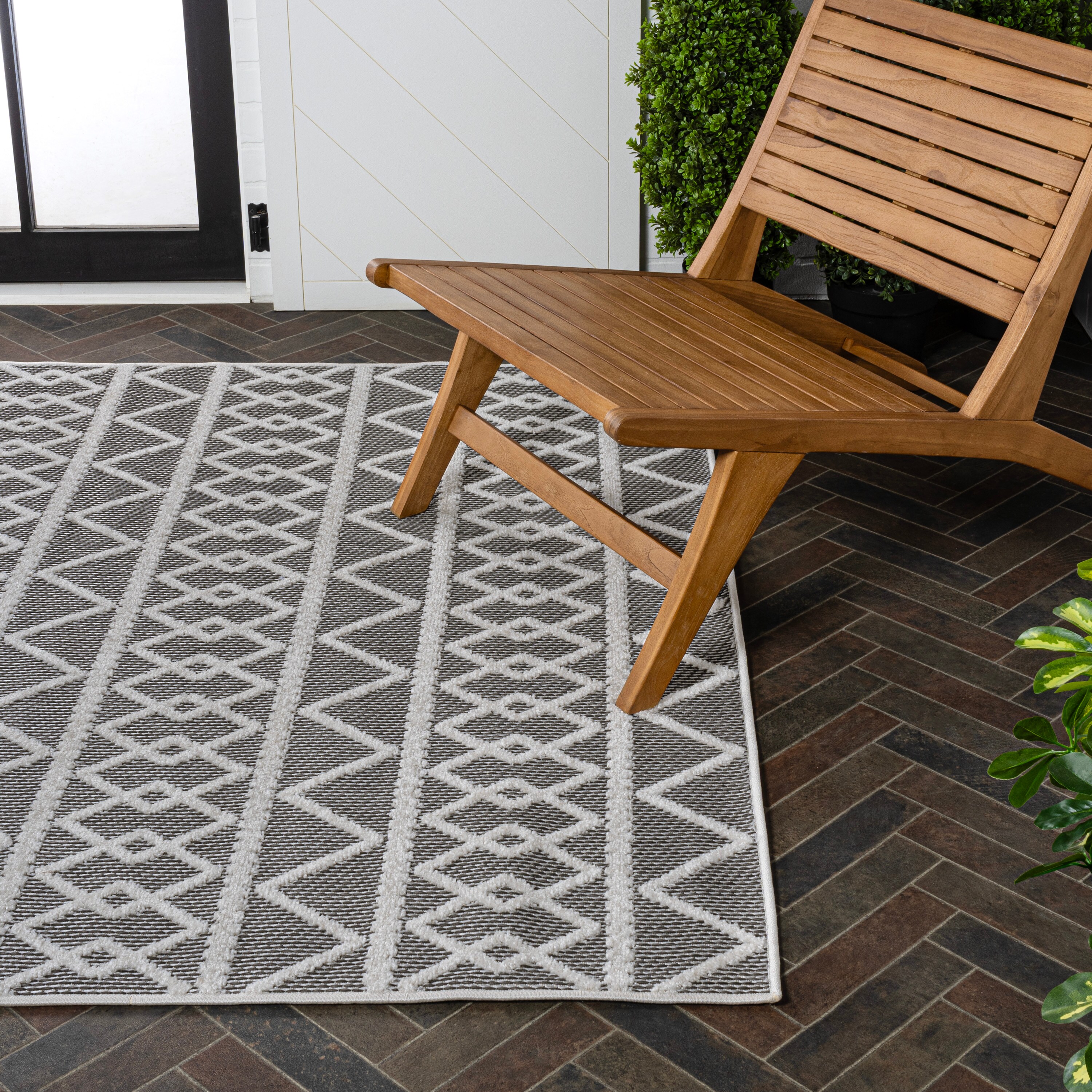Aylan Black and Ivory Geometric Synthetic Indoor/Outdoor Rug