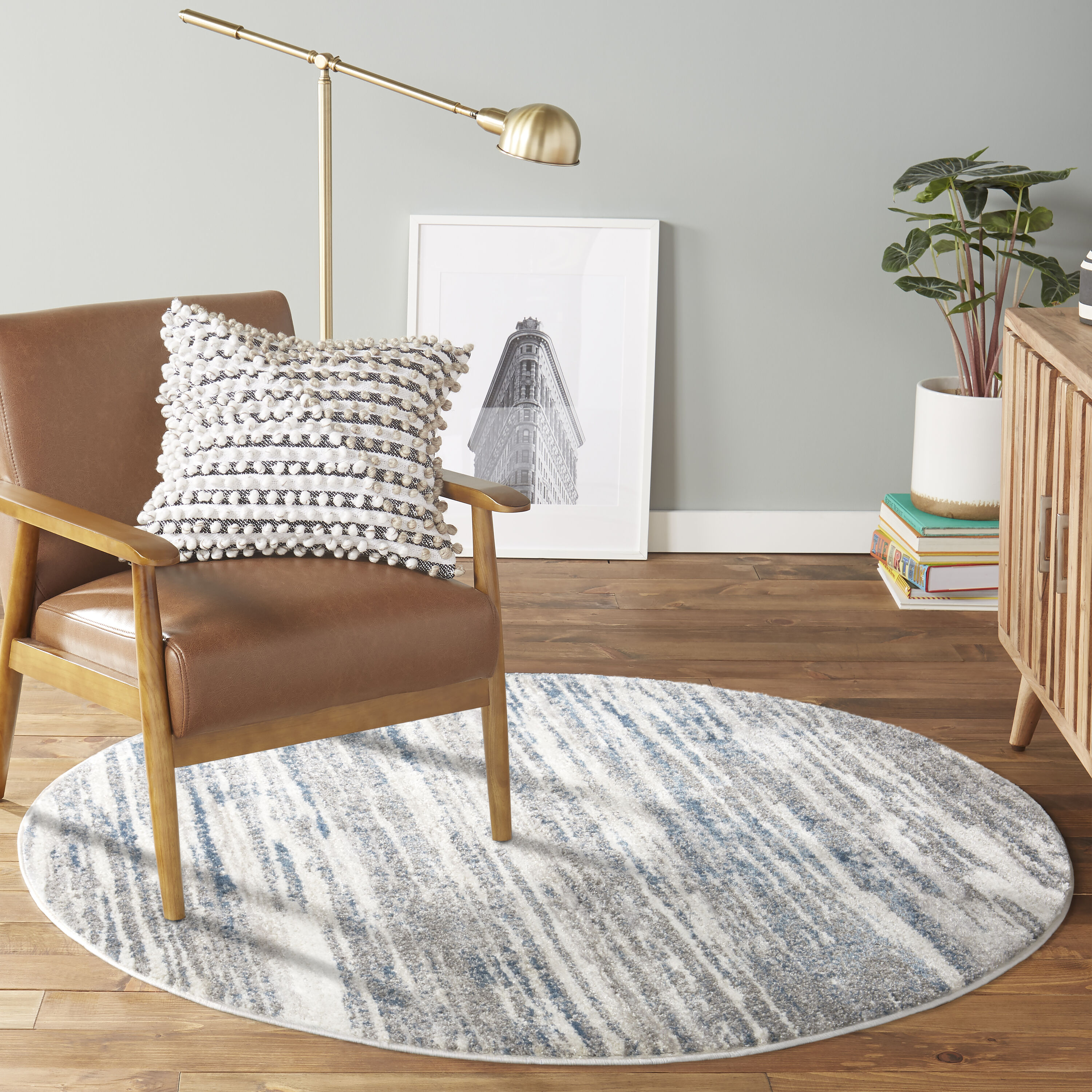 Thảm tròn phòng trong màu xám xanh dương không chỉ đem lại sự trang trọng mà còn giúp tôn lên vẻ đẹp của căn phòng. Chiếc thảm này sẽ tạo nên một điểm nhấn độc đáo giữa các món nội thất khác trong căn phòng của bạn. Cùng tìm hiểu về sản phẩm này để trang trí cho ngôi nhà của bạn trở nên đẹp hơn.