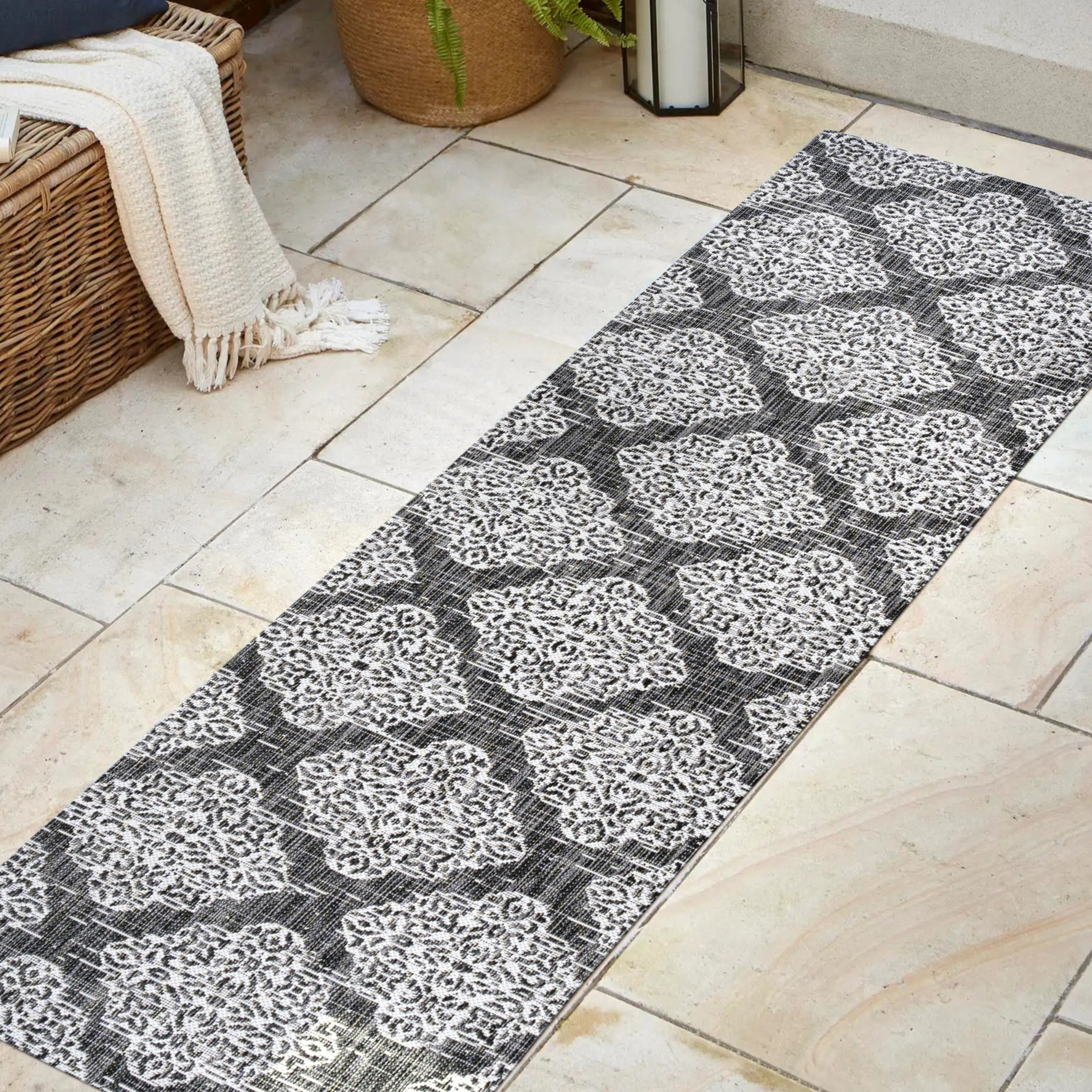 Tuscany Vintage Medallion Black/Ivory Synthetic Area Rug