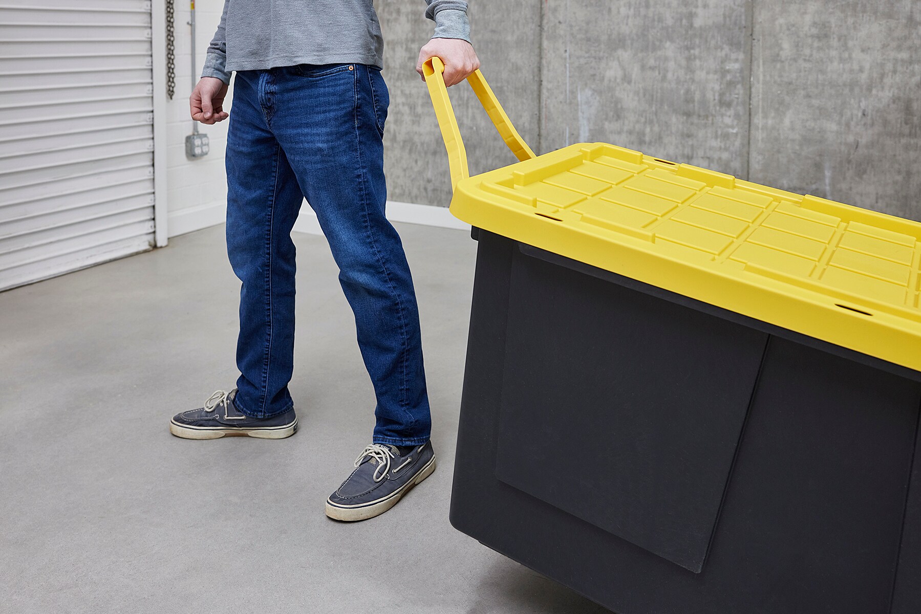 Project Source Commander X-large 75-Gallons (300-Quart) Black and Yellow Heavy Duty Rolling Tote with Standard Snap Lid