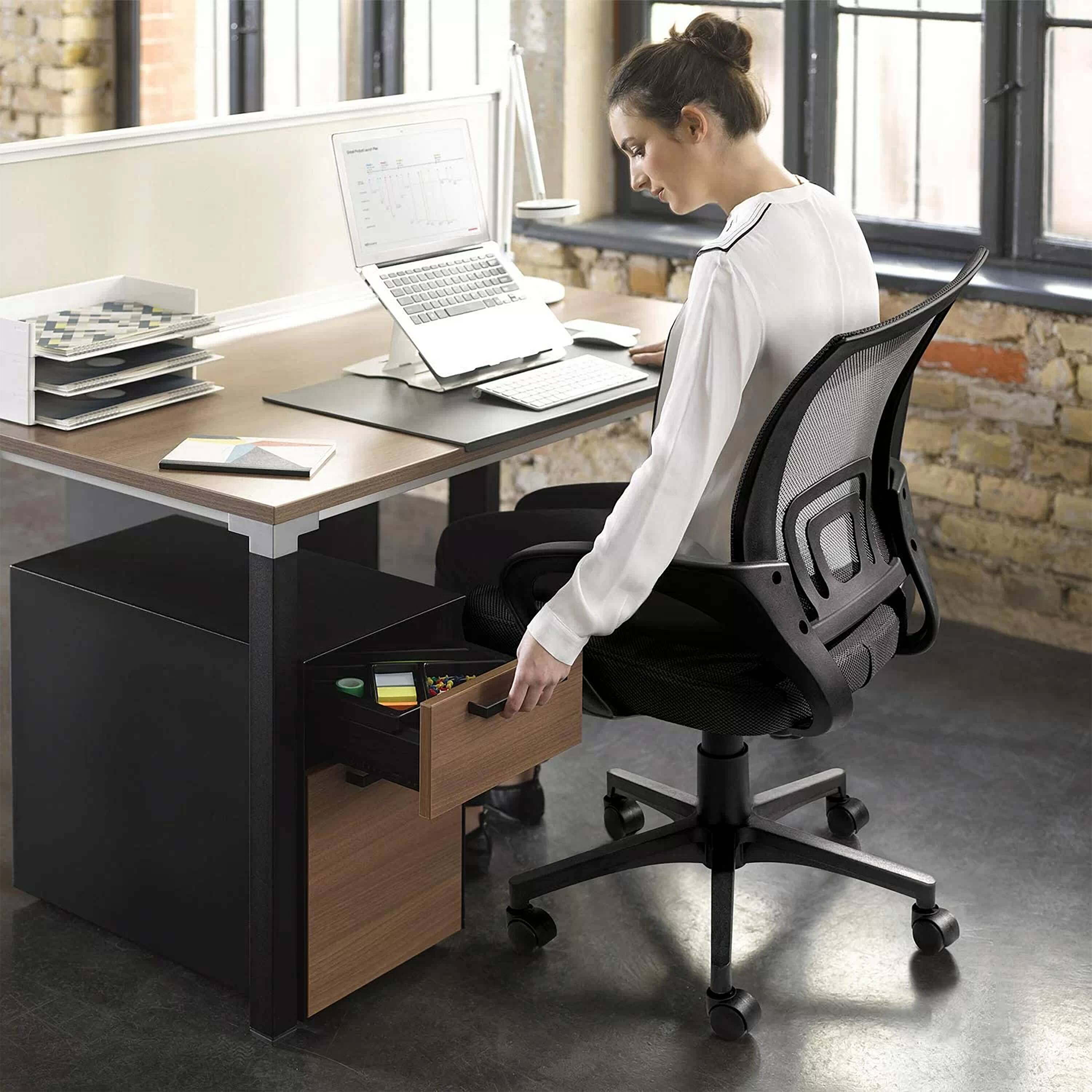 Vineego Black Contemporary Ergonomic Adjustable Height Swivel Mesh Desk 