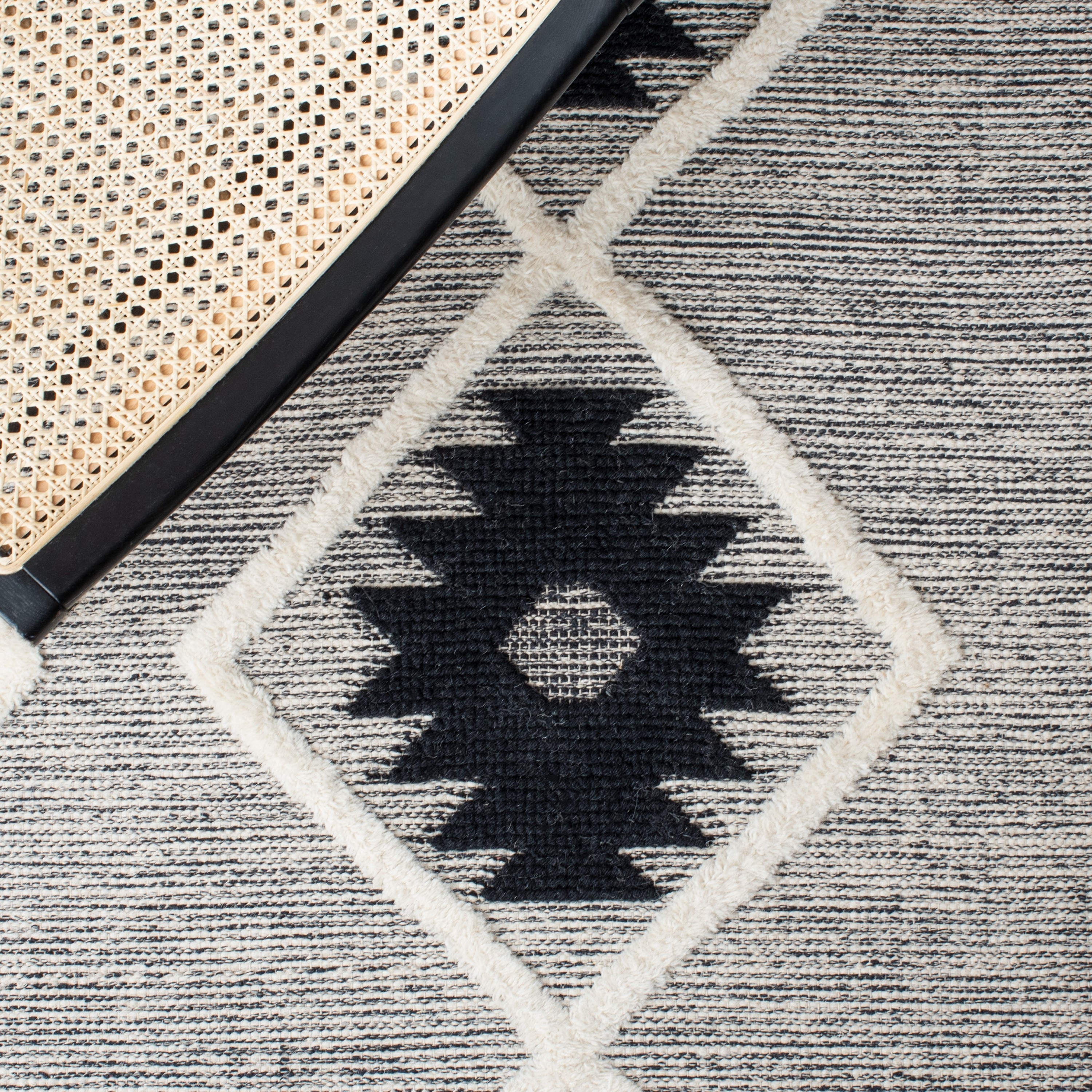 Black and Ivory Geometric Wool Hand-knotted Rug, 3' x 5'