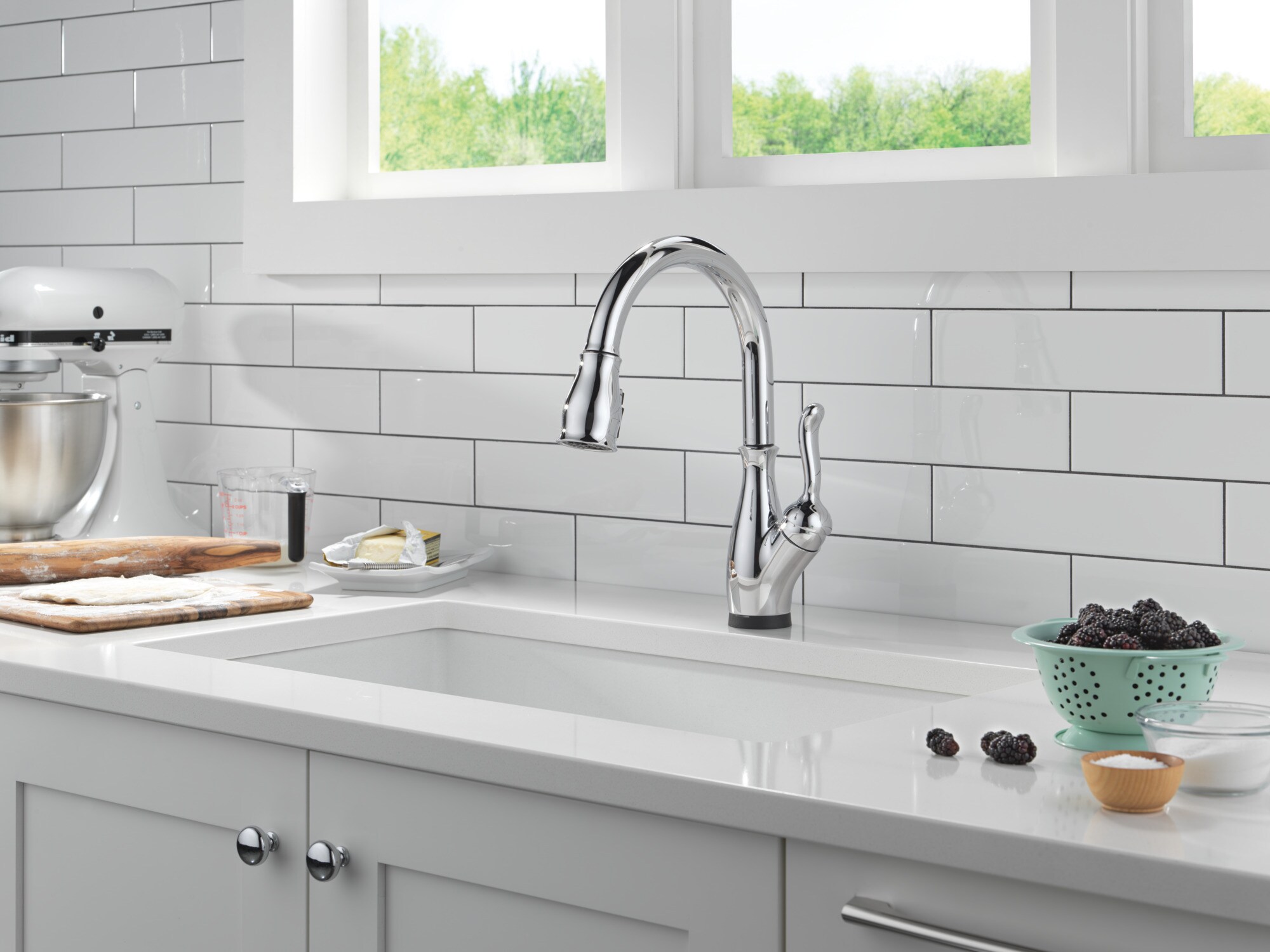 Delta Leland Chrome Single Handle Touchless Pull-down Kitchen Faucet ...