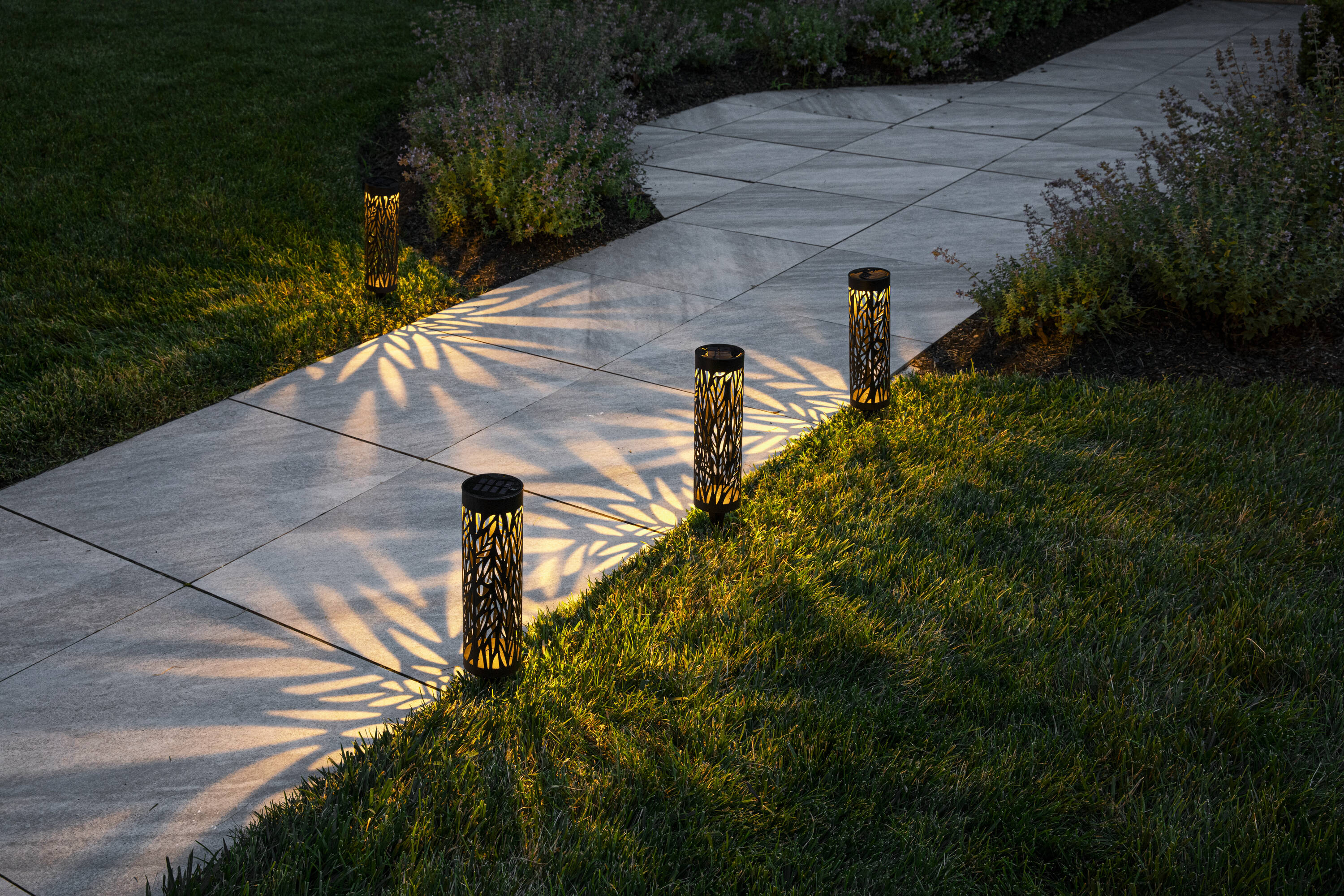 Bell Howell 4 Pack Bollard 6 Lumen 1 Watt Black Solar Led Outdoor Path Light Kit 3000 K In