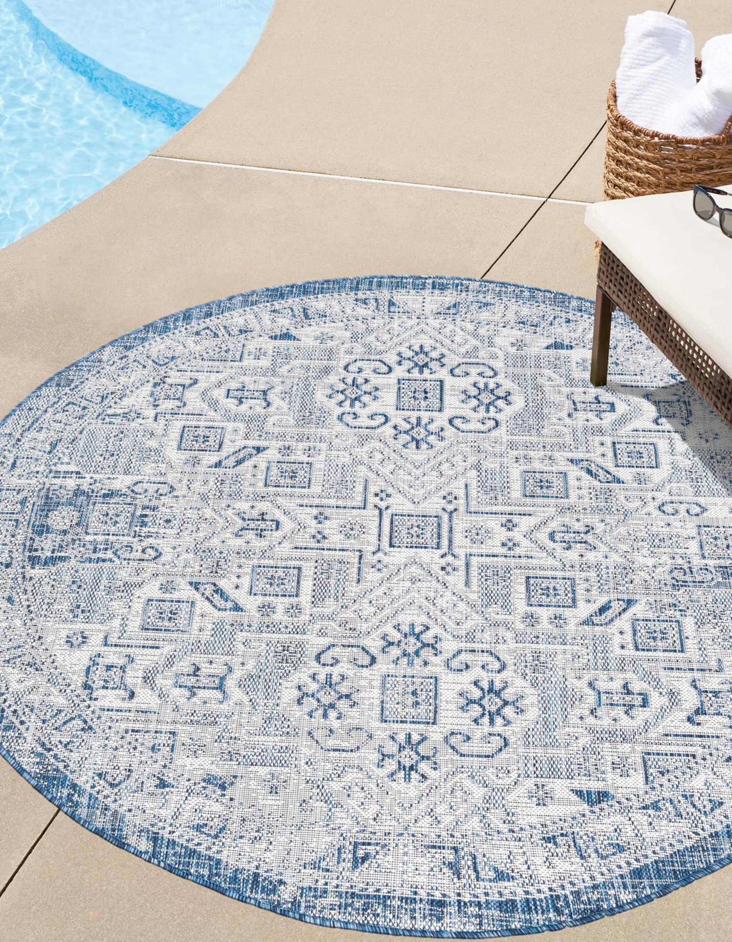 Unique Loom 3162351 Outdoor Aztec 8 x 8 (ft) Loomed Polypropylene Blue Round Indoor/Outdoor Border Area rug