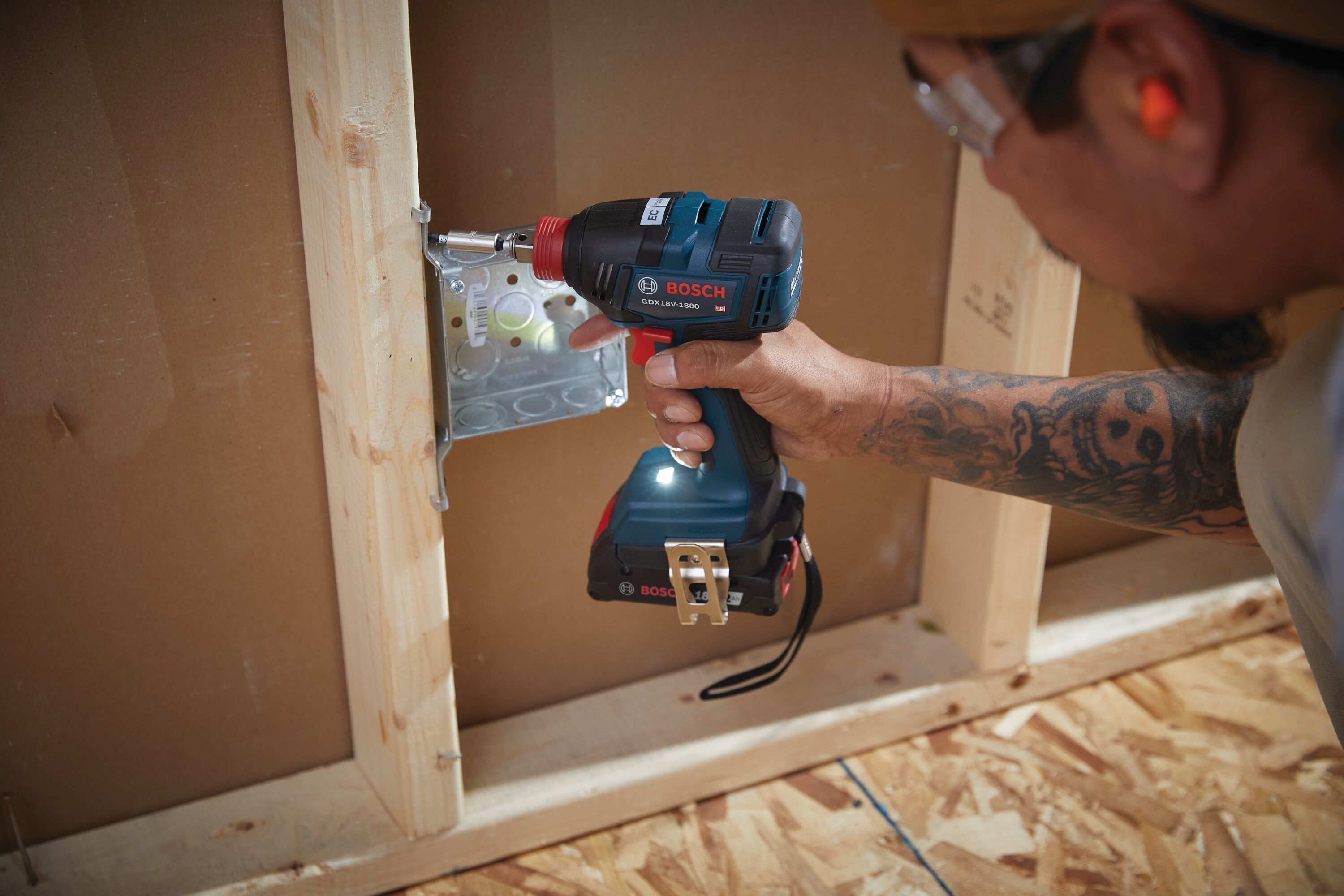 Bosch 18-volt 1/4-in; 1/2-in Brushless Cordless Impact Driver (1-Battery  Included, Charger Included and Soft Bag included) in the Impact Drivers  department at
