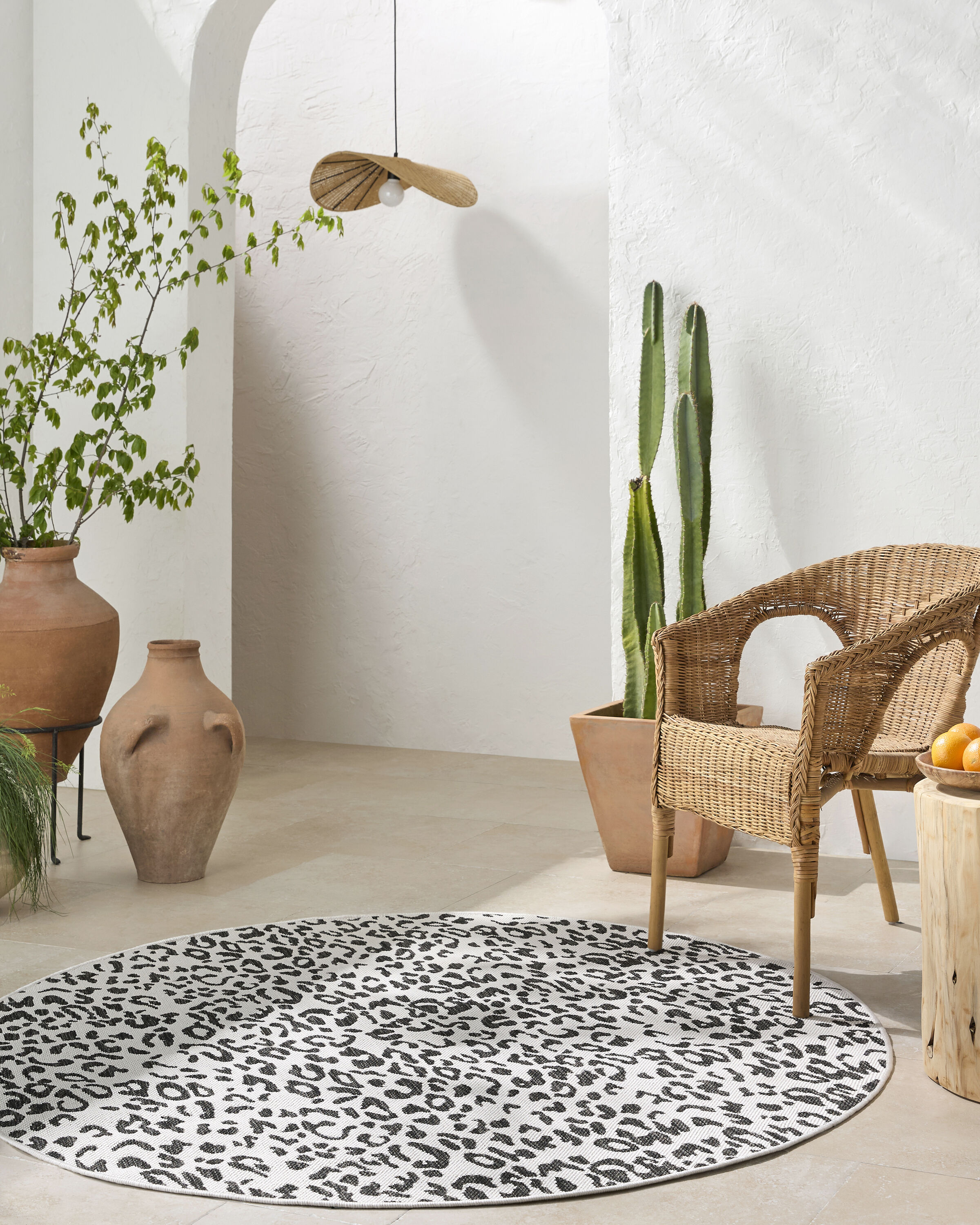 Livabliss EAG2354-53RD Eagean 5 x 5 (ft) Polypropylene Black Round Indoor/Outdoor Animal print Mid-Century Modern Area rug
