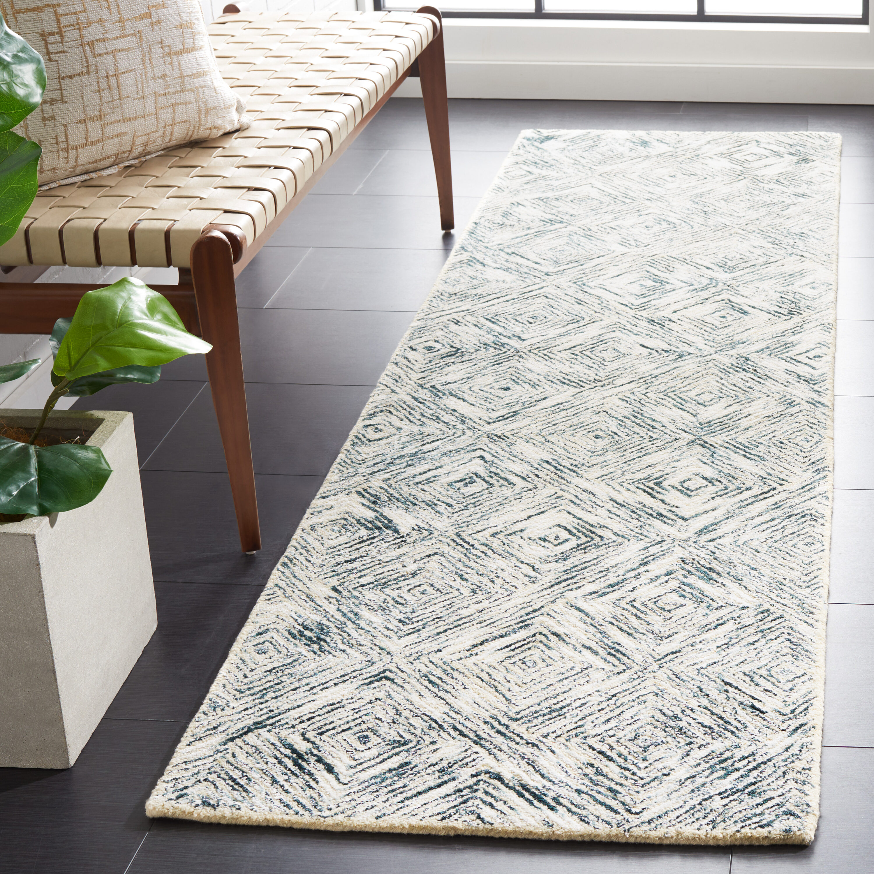  Soho 125 Ivory/Green Contemporary 2ft-3in x 8ft Runner Rug