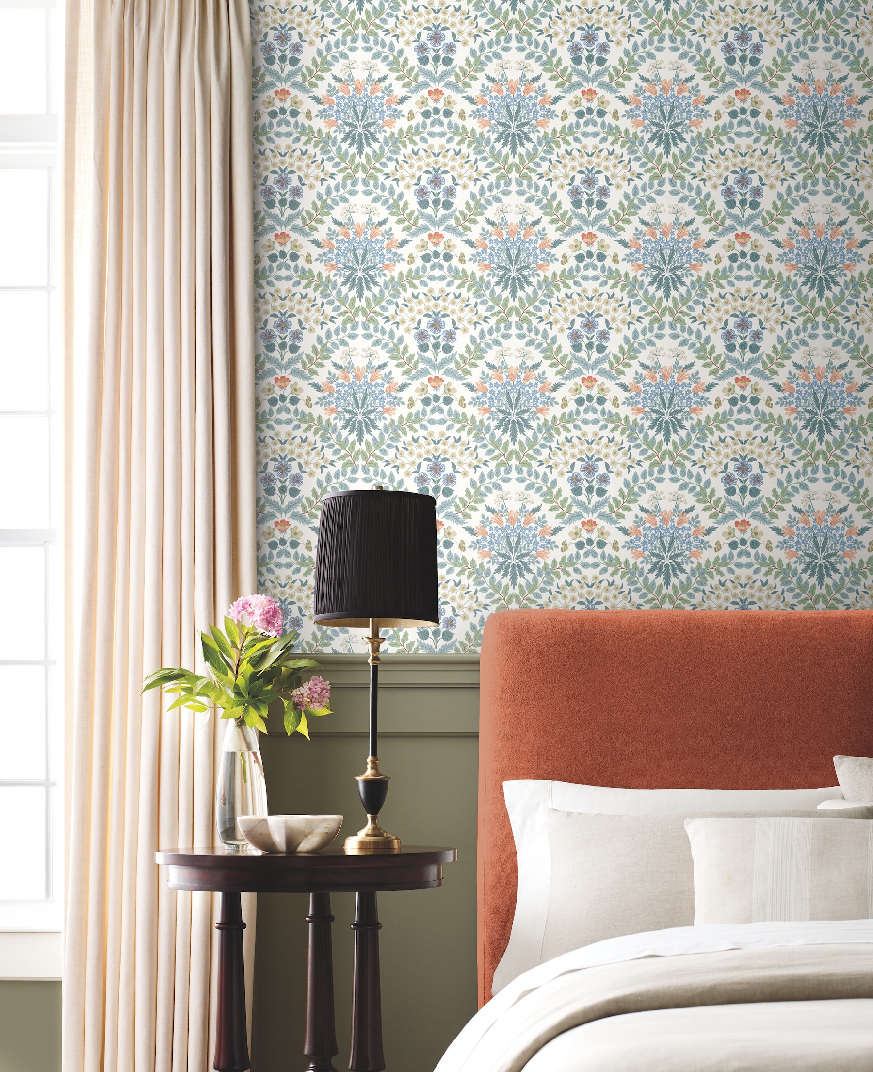 Rifle Paper RP7319 60.8-Sq. Feet White Green Non-woven Ivy/Vines Unpasted Wallpaper