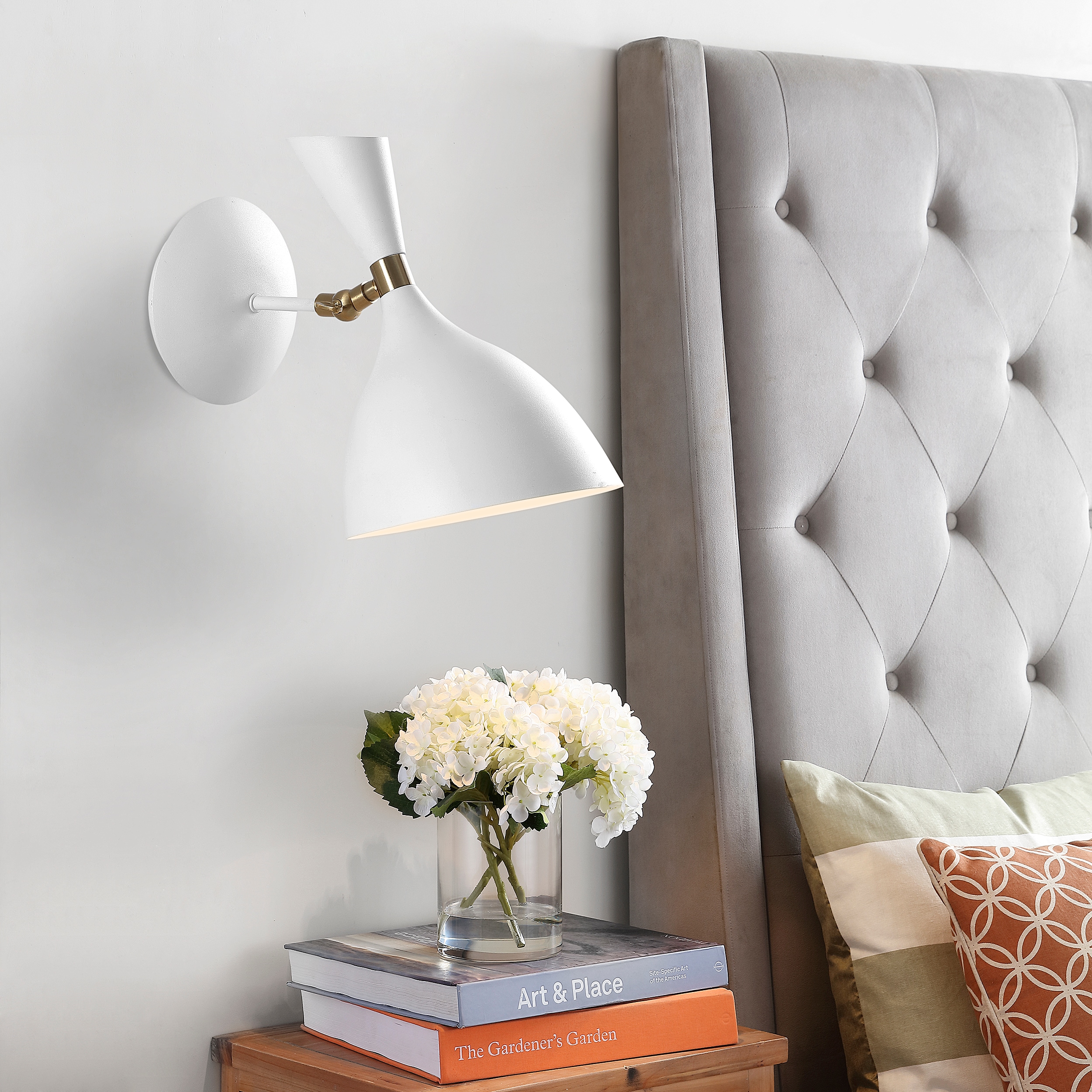 JONATHAN  Y JYL9066B Josef Iron Retro Minimalist 10-in W 1 -Light Gloss White Wall Sconce