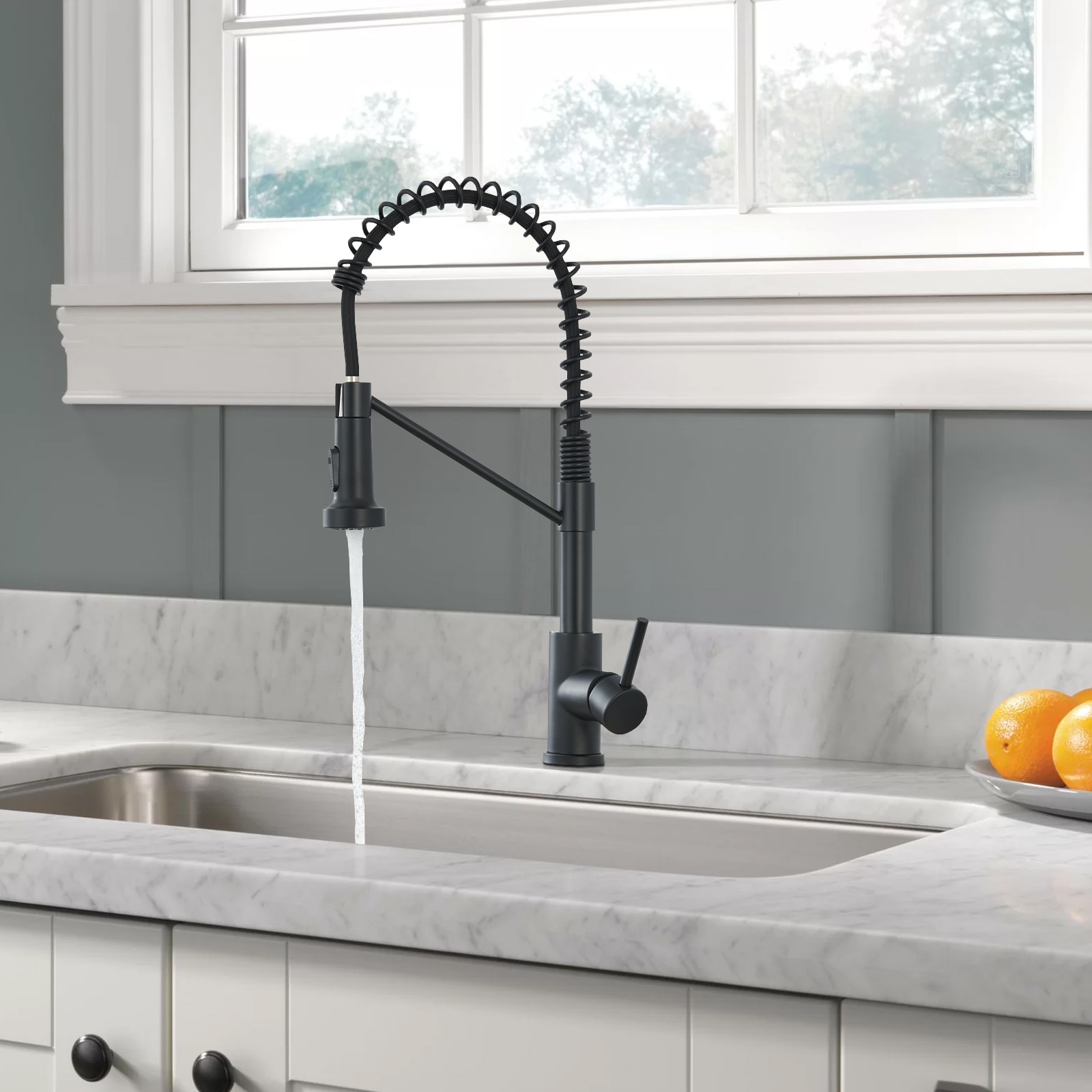 Flynama L-62423 Matte Black Single Handle Deck-mount Pull-out Kitchen Faucet with Sprayer